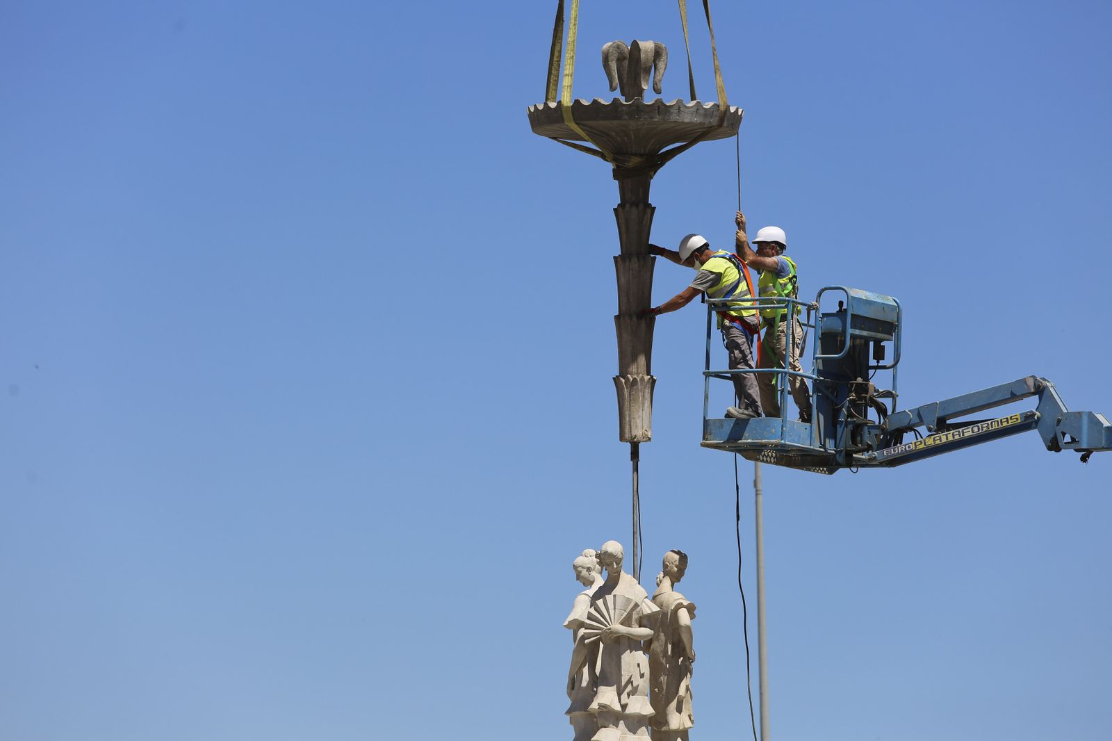 Fotos de la fuente de las Tres Gitanillas, que ya luce en la Avenida de Andalucía de Málaga