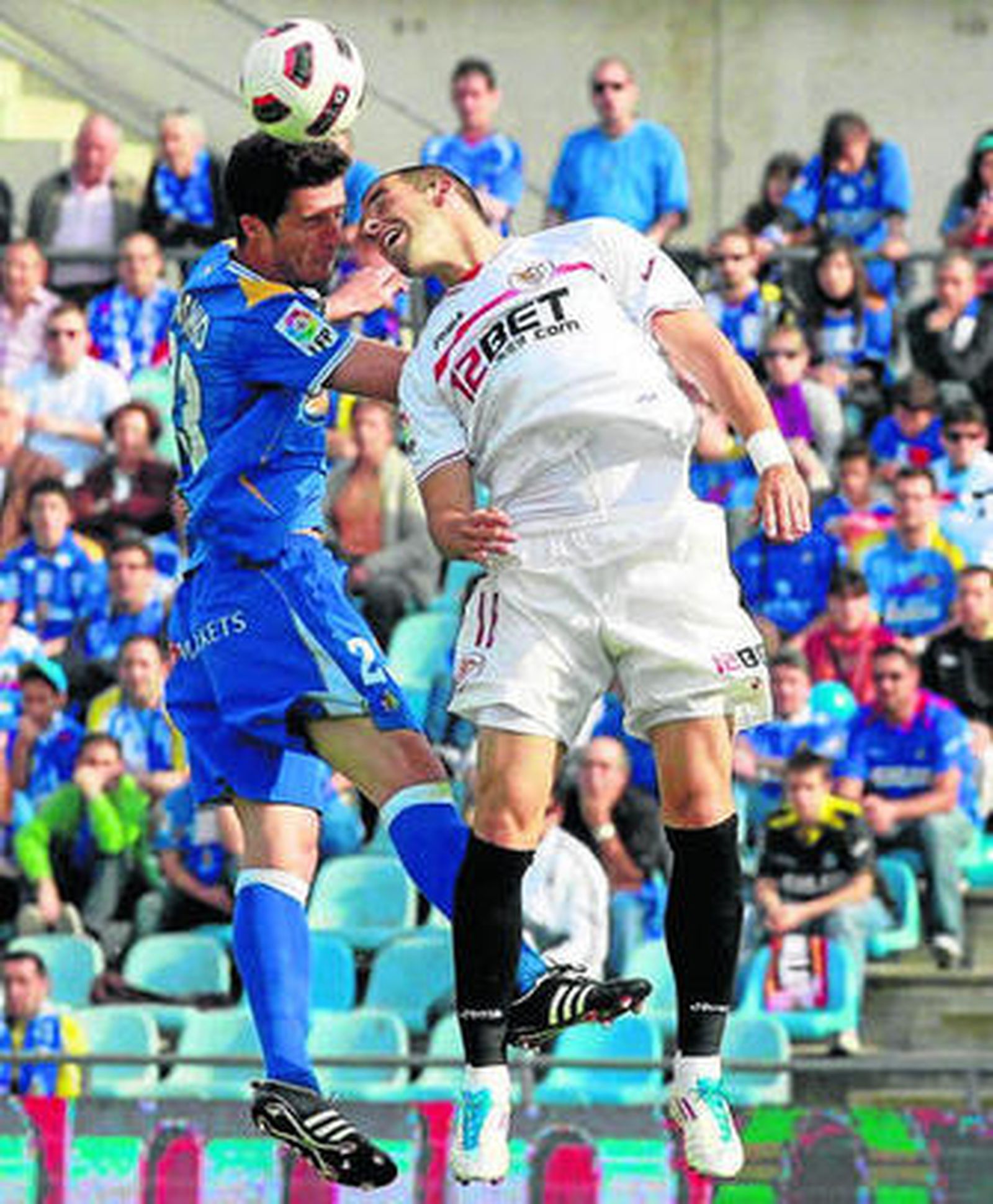 Negredo y Marcano luchan por un balón aéreo.