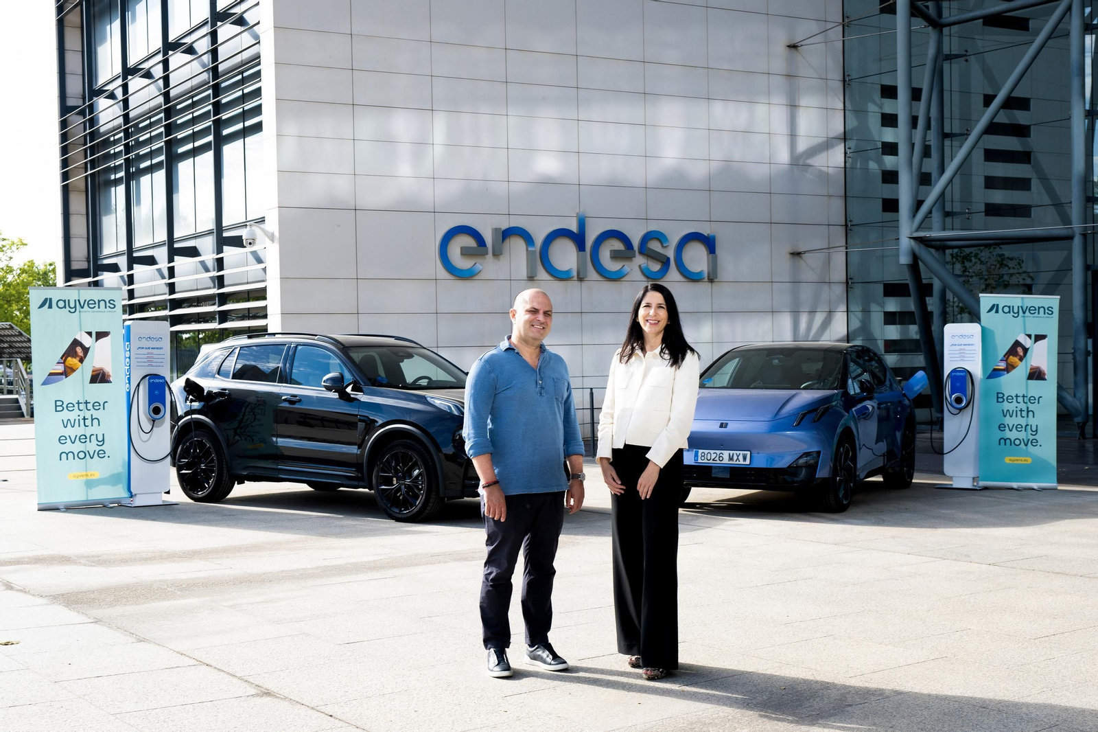 Davide Ciciliato, director general de comercialización de Endesa y Clara Santos, directora general de Ayvens España.