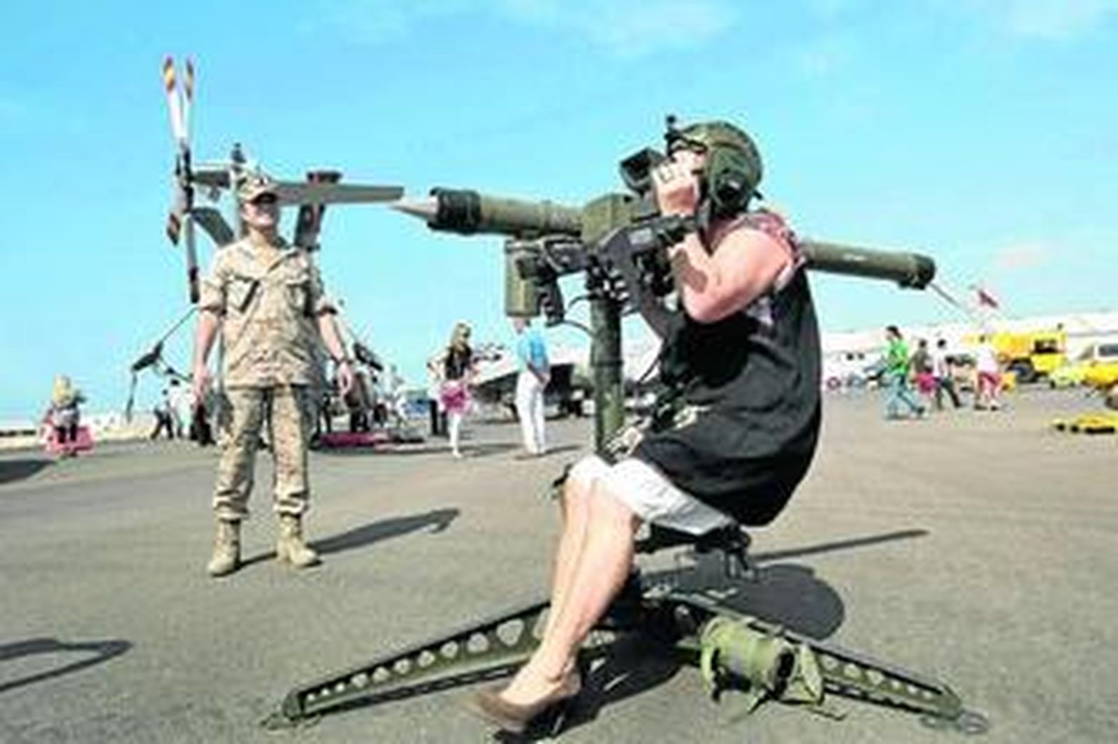 Una joven montada en un lanzamisiles antiaéreo Mistral que utiliza el Tercio de la Armada.