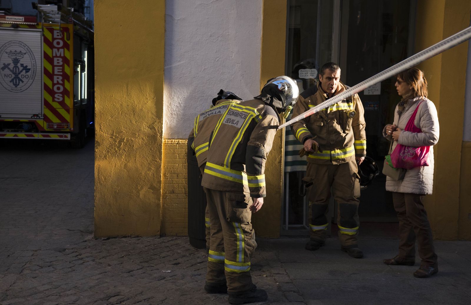 Imágenes del dispositivo de emergencias por las explosiones eléctricas en la calle Cuna
