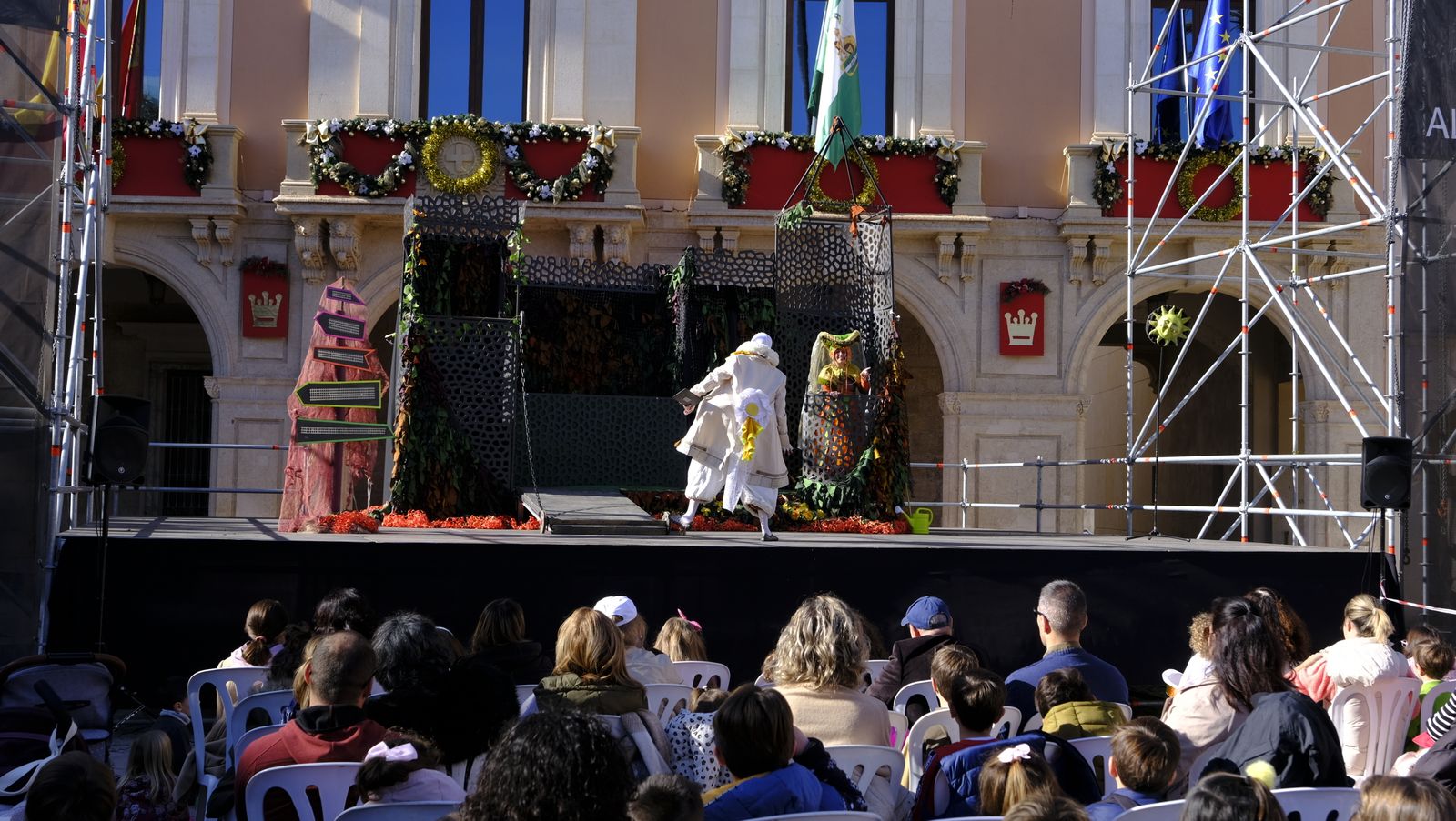 Imágenes del teatro infantil del navidad, en la Plaza Vieja de Almería