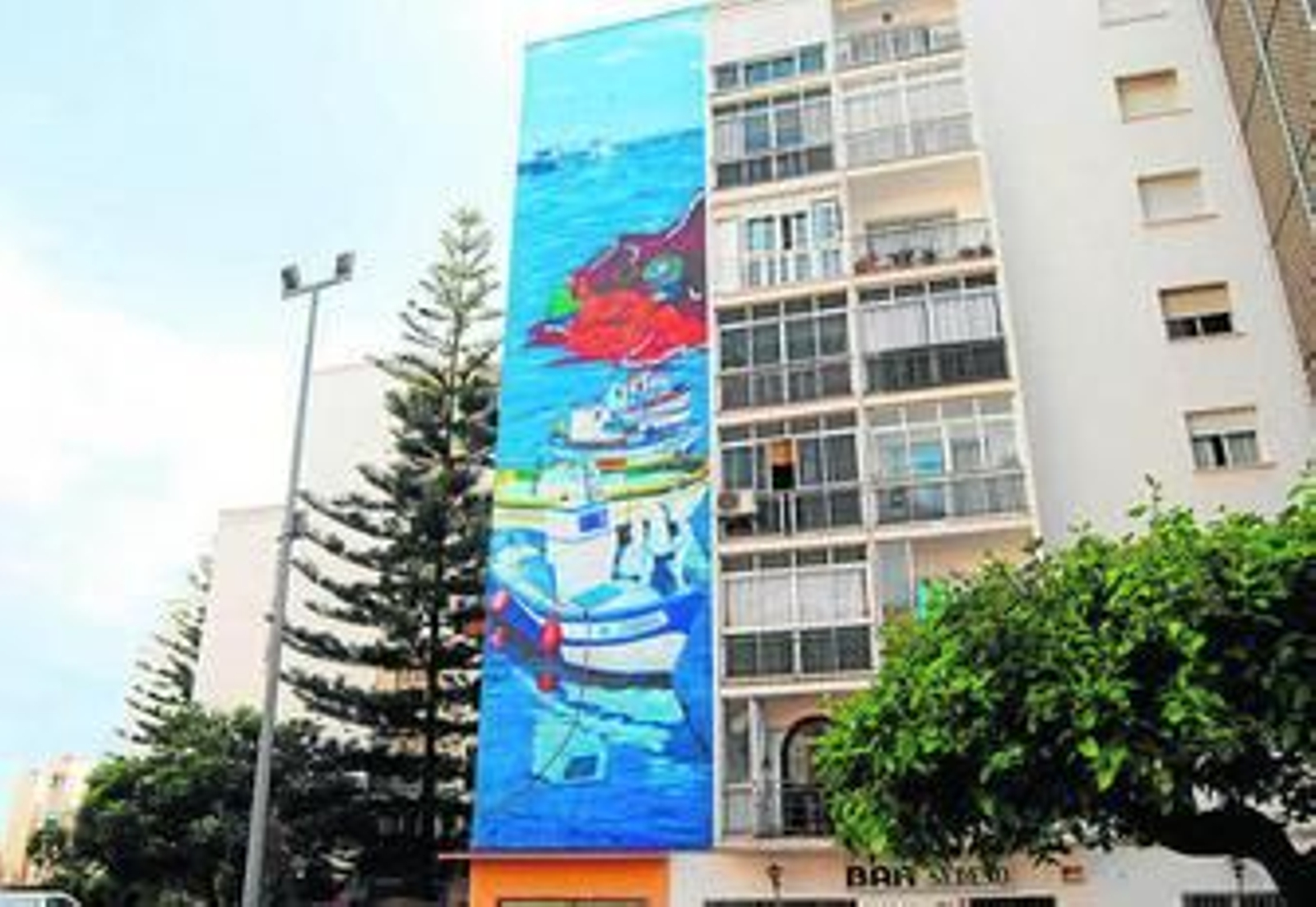 El mural está ubicado en un edificio de la prolongación de la Avenida San Lorenzo.