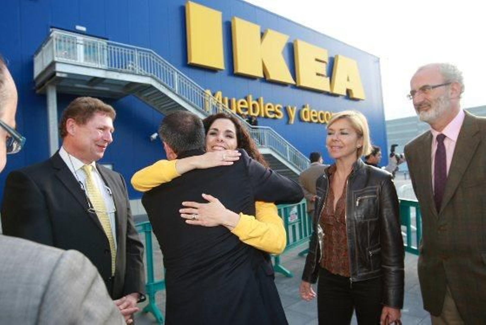 Las autoridades han felicitado a los tabajadores de Ikea durante el estreno de la nueva instlación

Foto: Juan Carlos Toro
