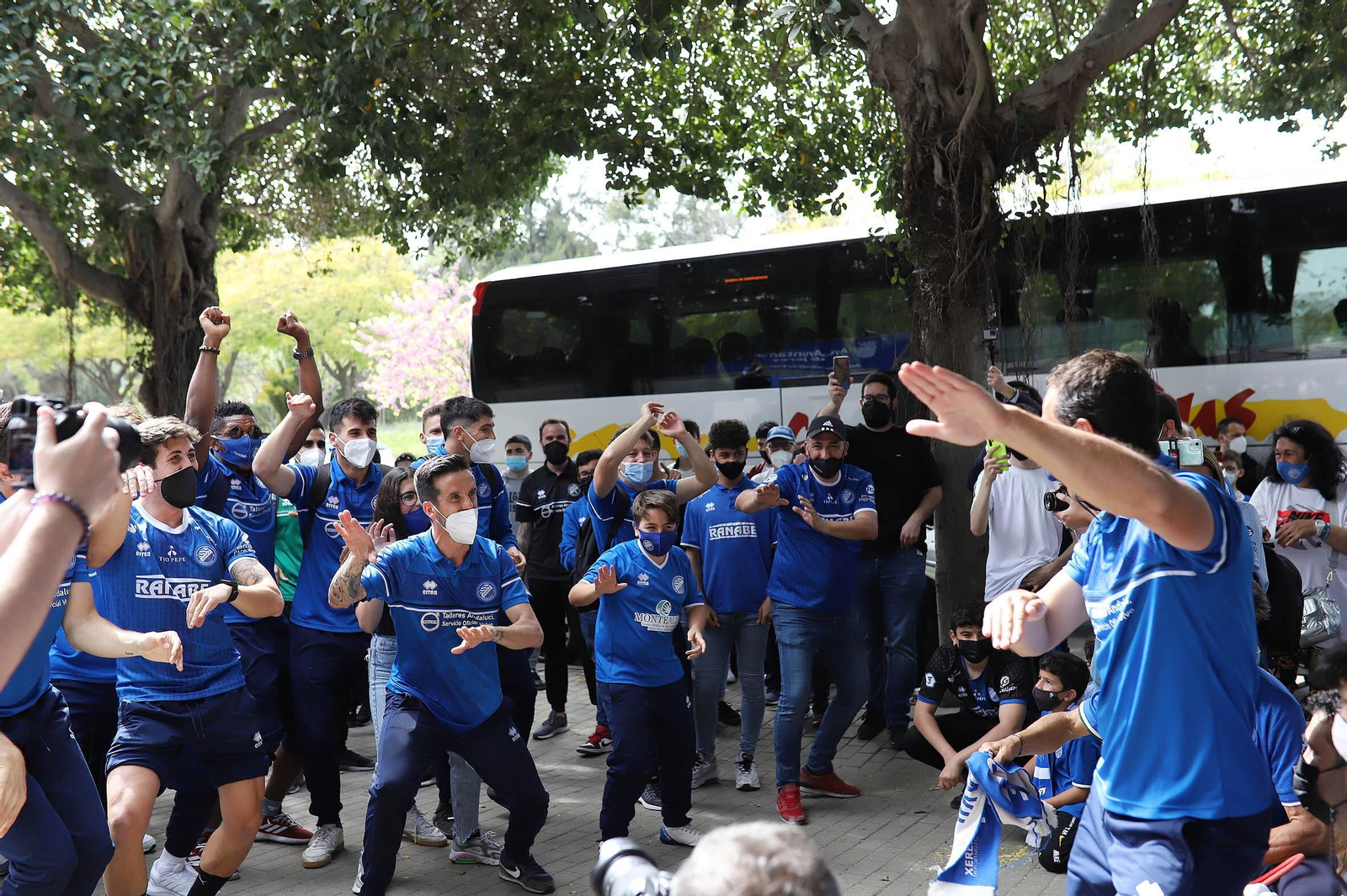 Así ha sido el recibimiento de la afición del Xerez DFC al campeón del grupo.