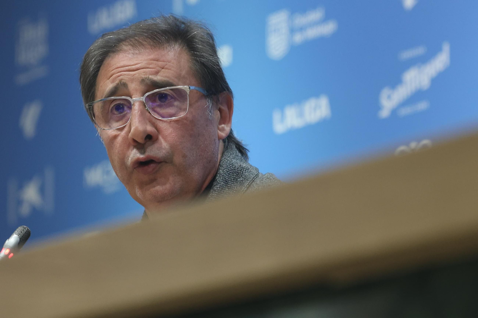 Las imágenes de Loren Juarros haciendo balance del mercado del Málaga