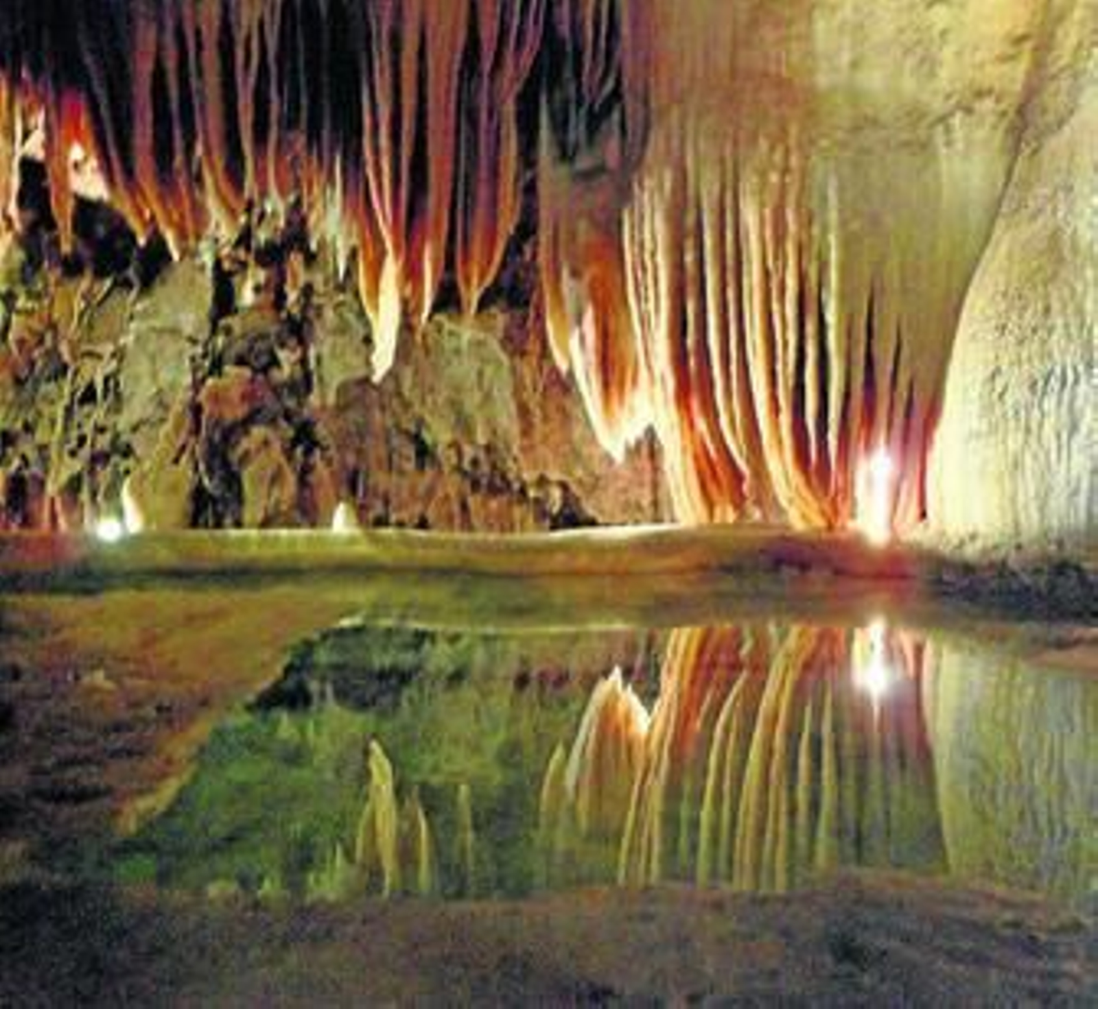 Estalactitas de una de las salas de la Gruta de las Maravillas.