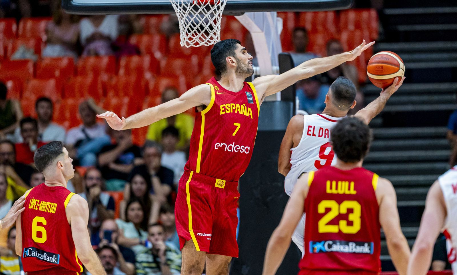 Santi Aldama trata de taponar a un jugador libanés.