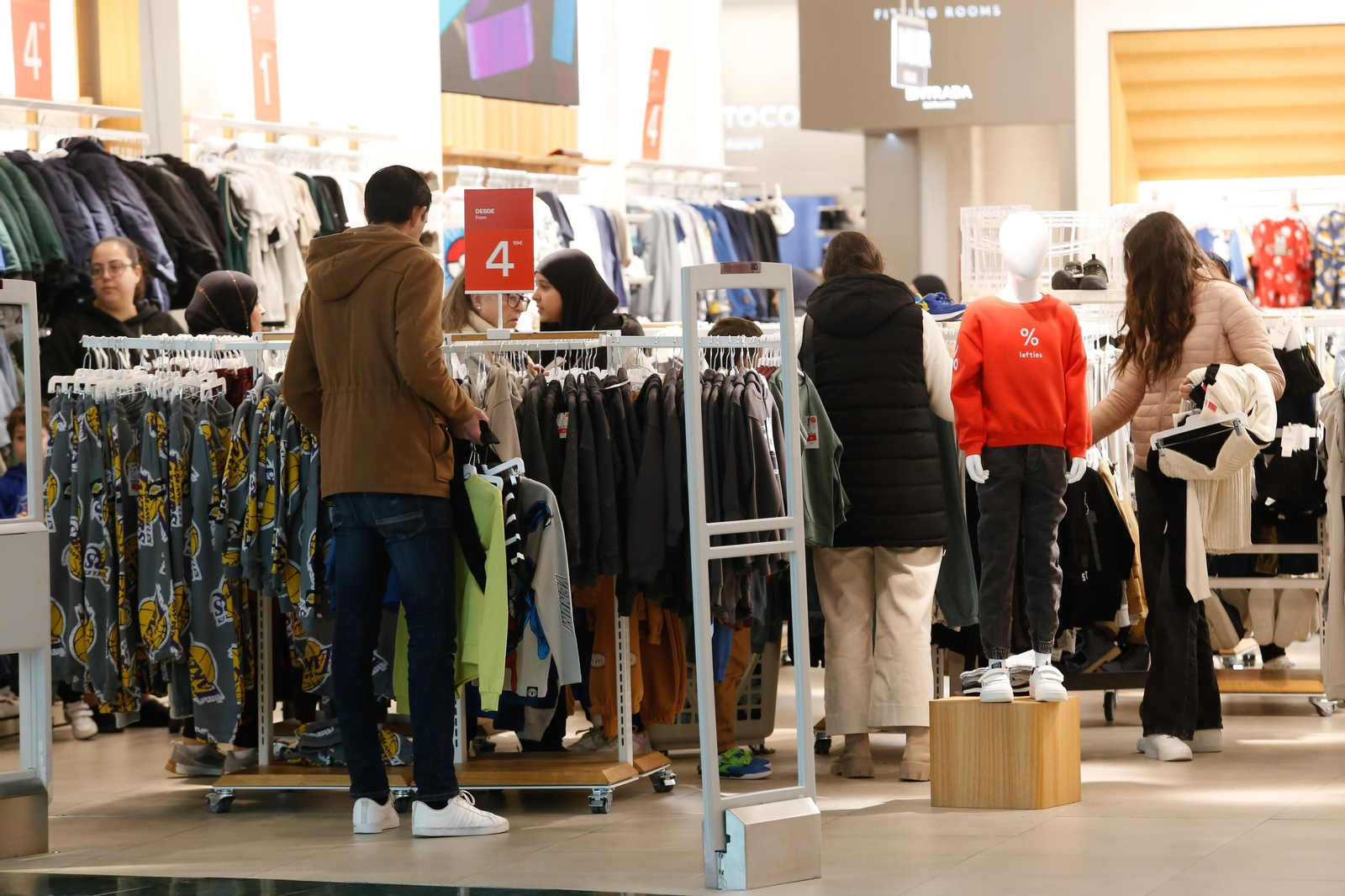 En imágenes, el inicio de las rebajas de enero en el Campo de Gibraltar