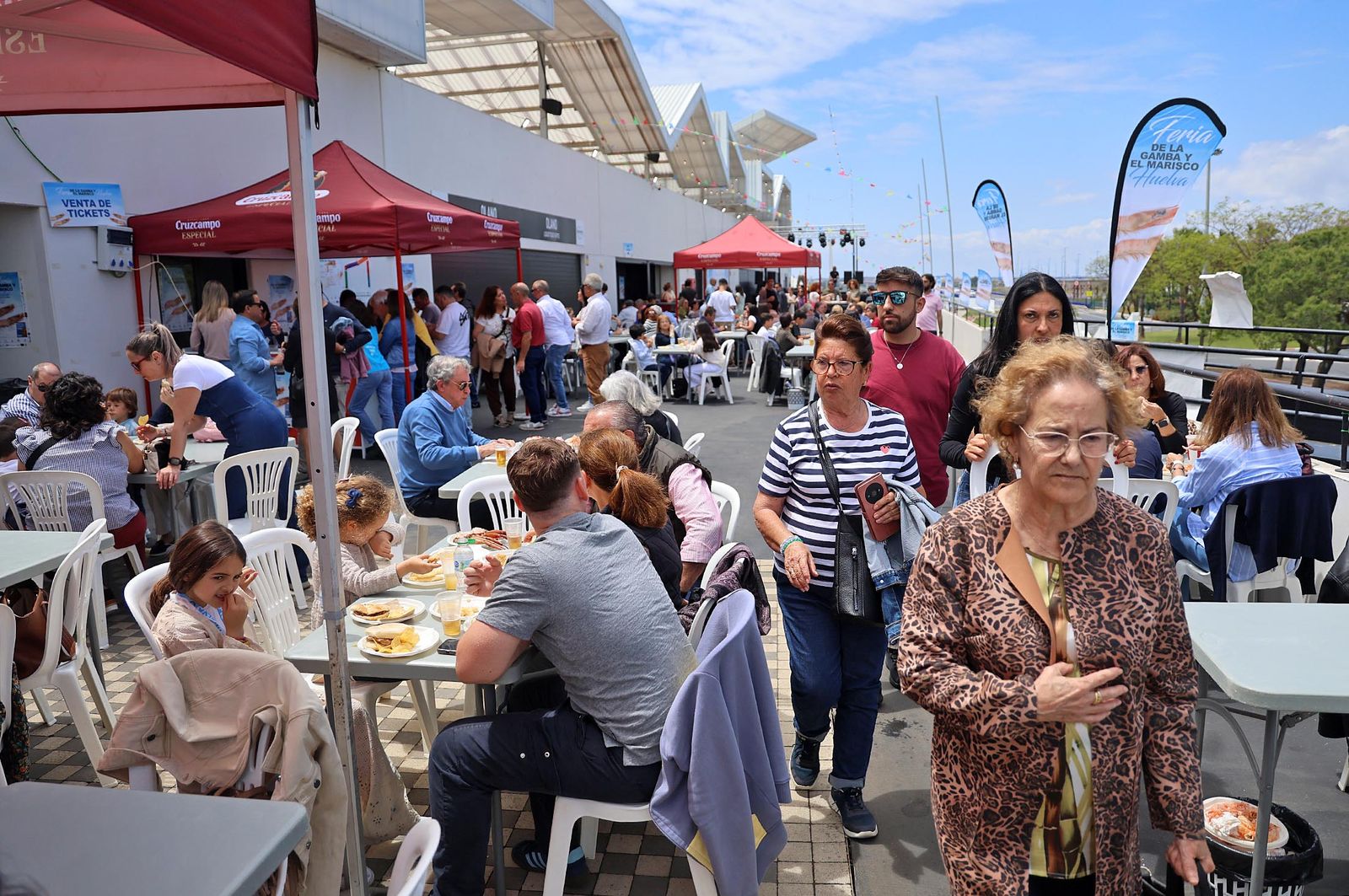 Imágenes del ambiente en la Feria de la Gamba y el Marisco de Huelva