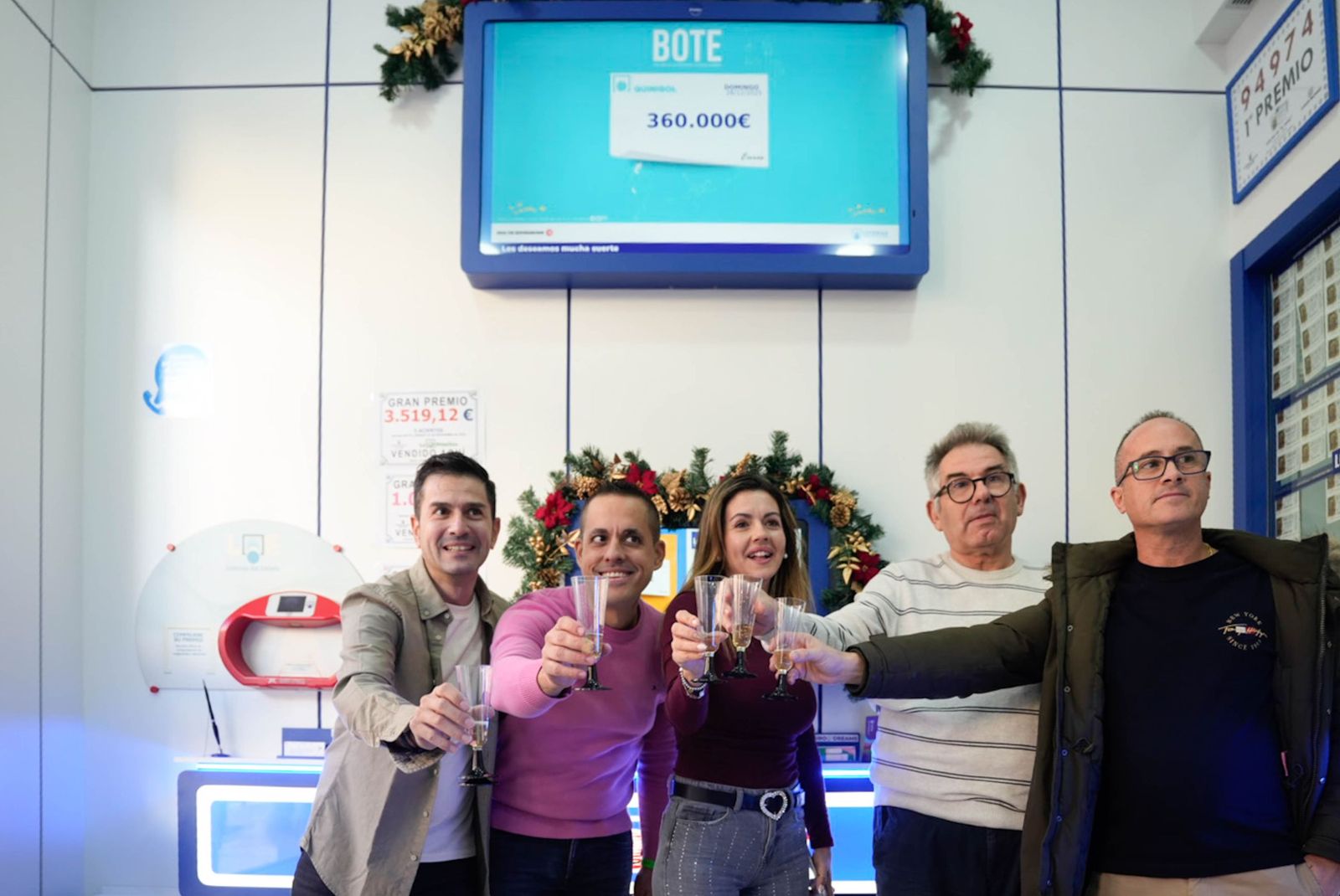 La lluvia de millones de la Lotería de Navidad llega a Roquetas, Las Norias, Las Cabañuelas y a Almería, en fotos
