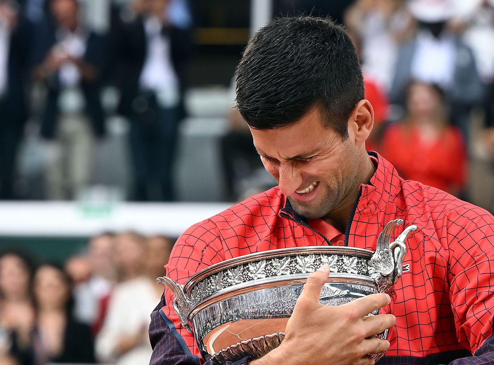 Djokovic, emocionado con el trofeo.