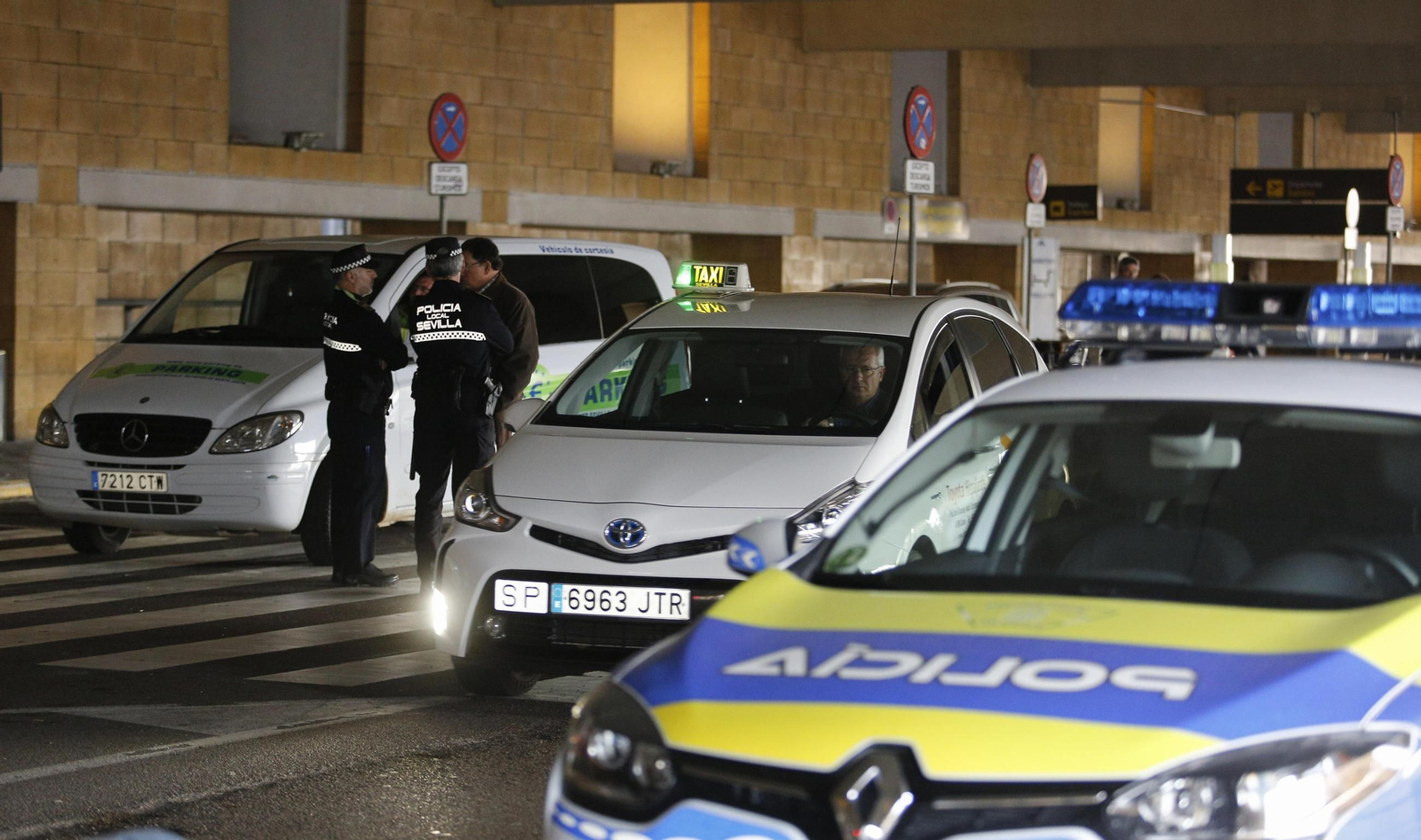 Policía Local en el aeropuerto de Sevilla