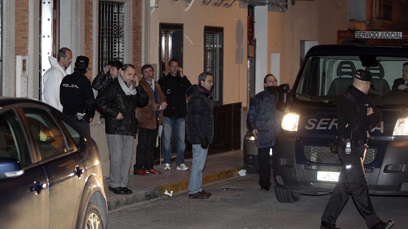 Levantamiento de los cadáveres del triple parricio de Dos Hermanas, el 28 de febrero de 2013.