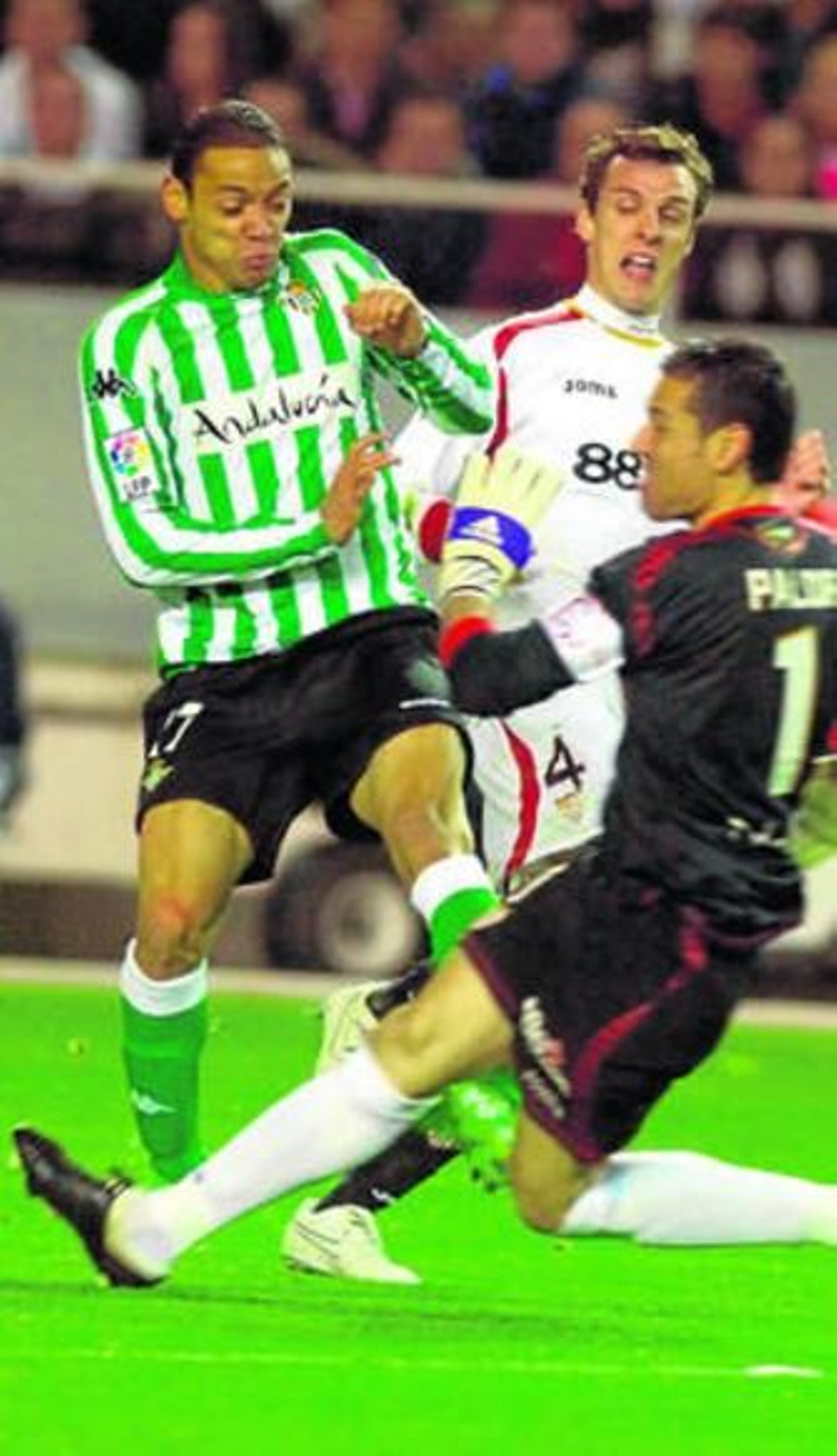 Palop, a pies de Oliveira junto a Schillaci en el último derbi.