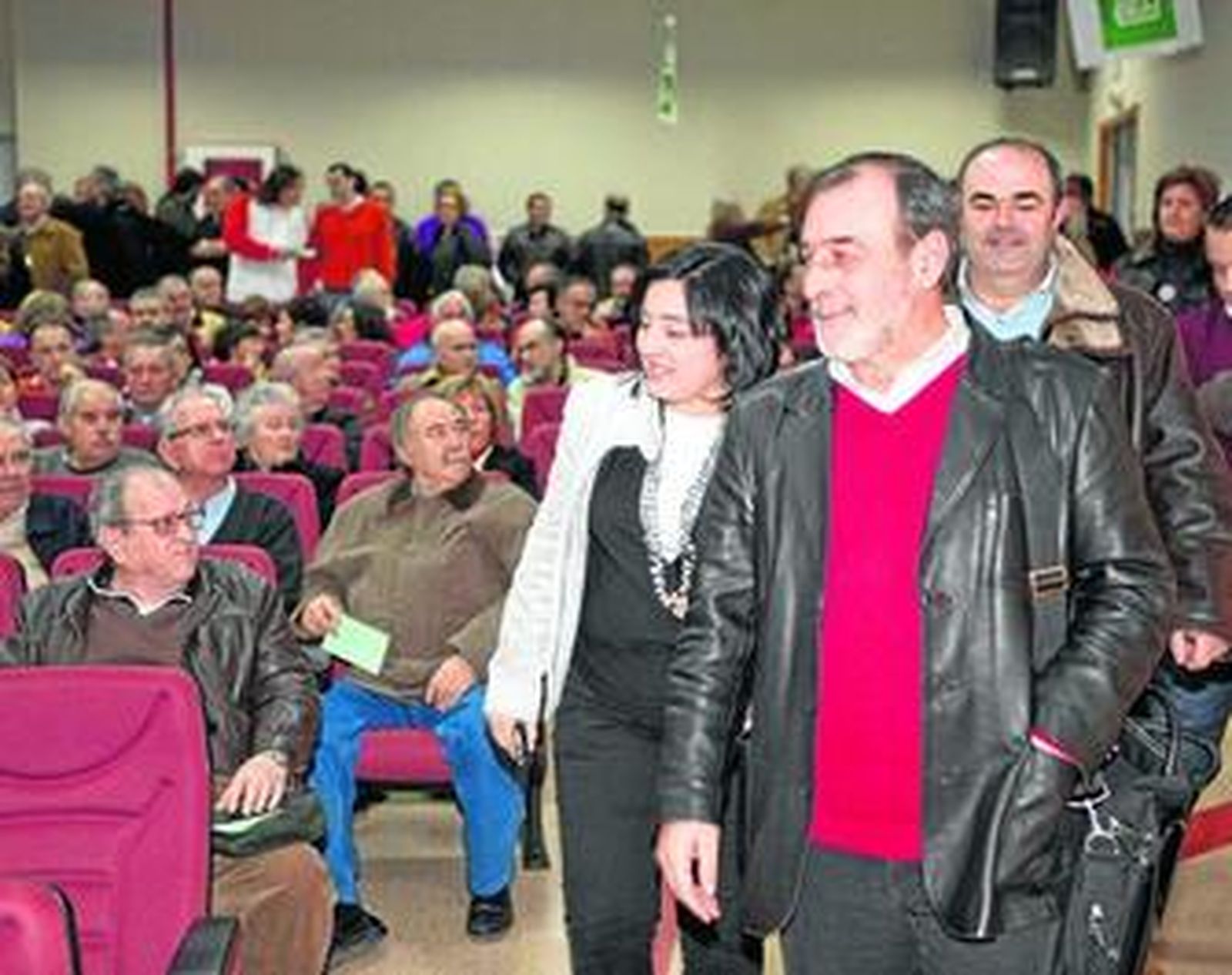 Magdalena Sánchez, con José Antonio Aparicio, miembro de la ejecutiva provincial, en la última asamblea local del PSOE de Motril, el 30 de enero.