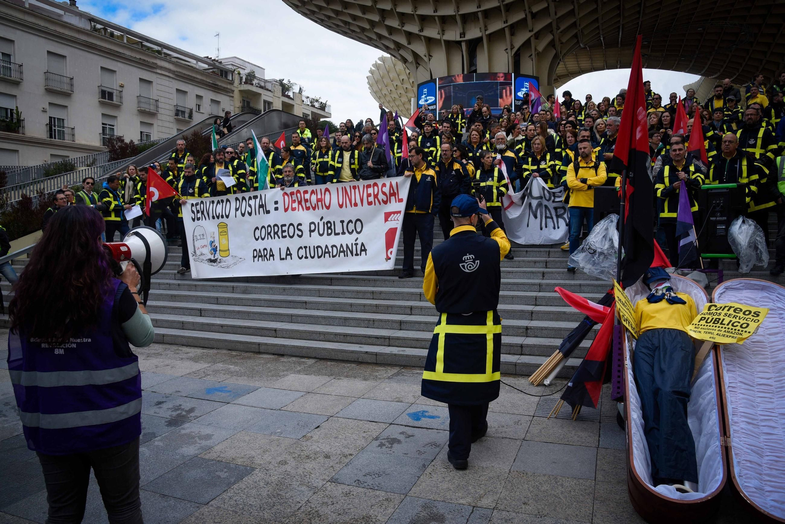 Manifestación de trabajadores de Correos en las Setas