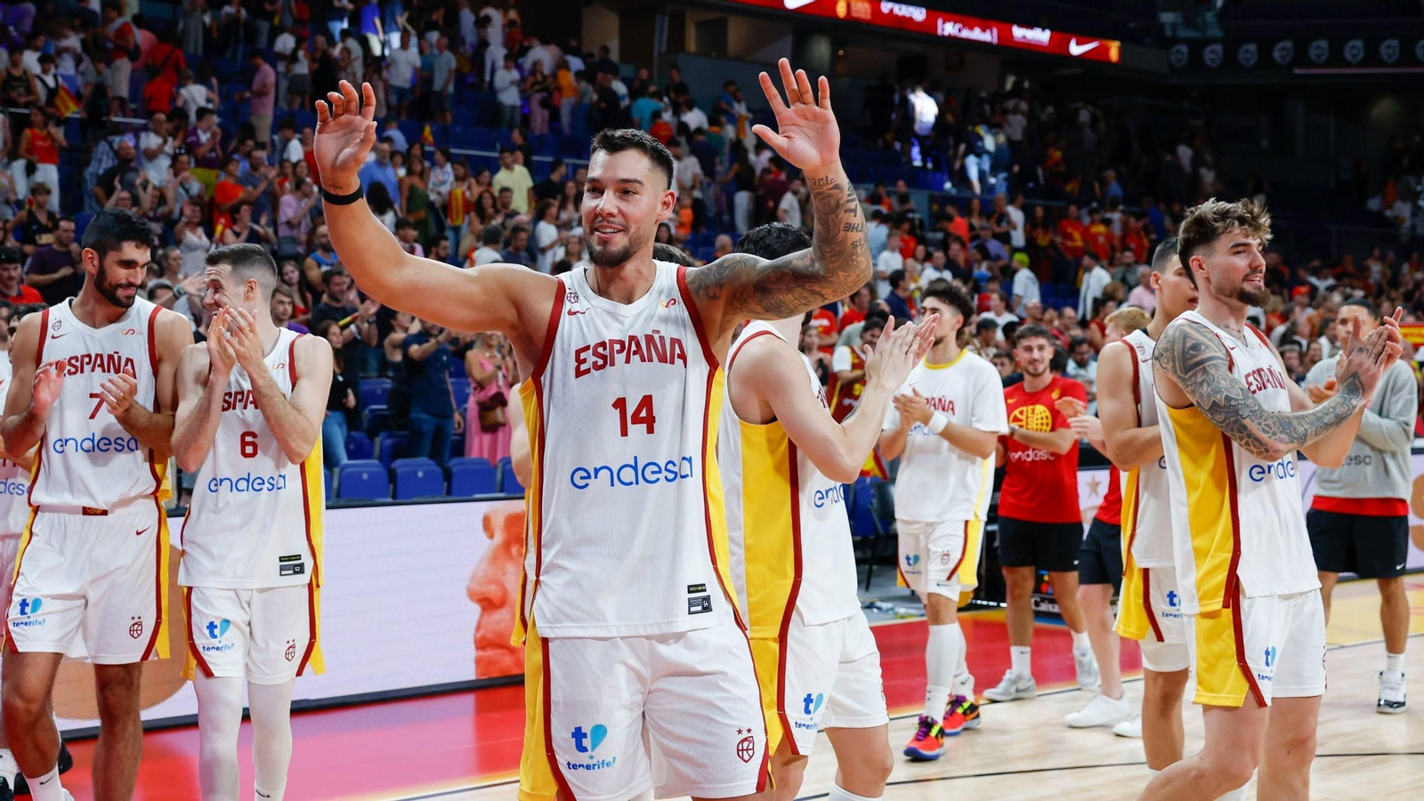 Los jugadores de España saludan a la afición al término del partido contra Alemania