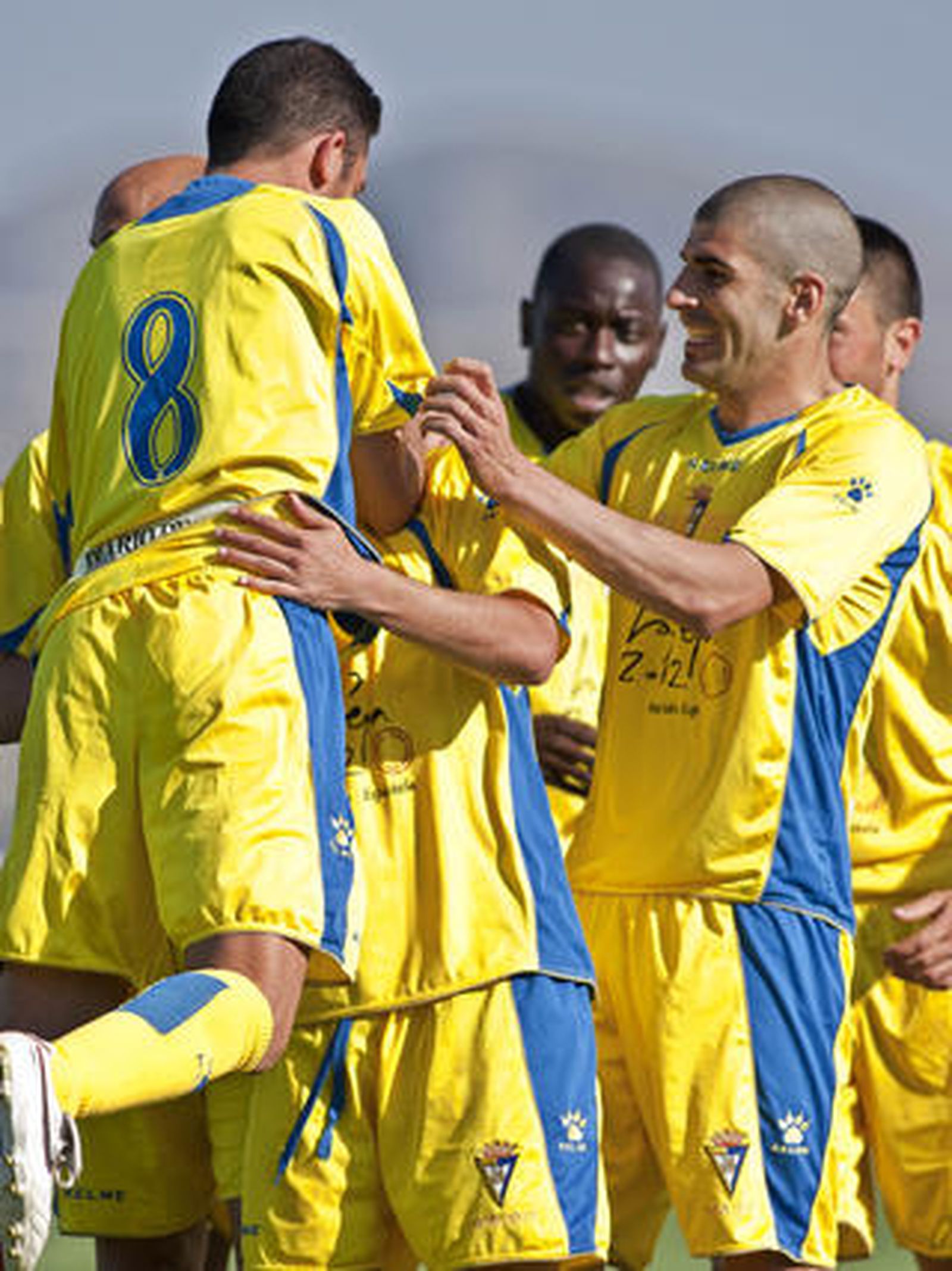 Enrique y Moreno abrazan al madrileño.

Foto: LOF