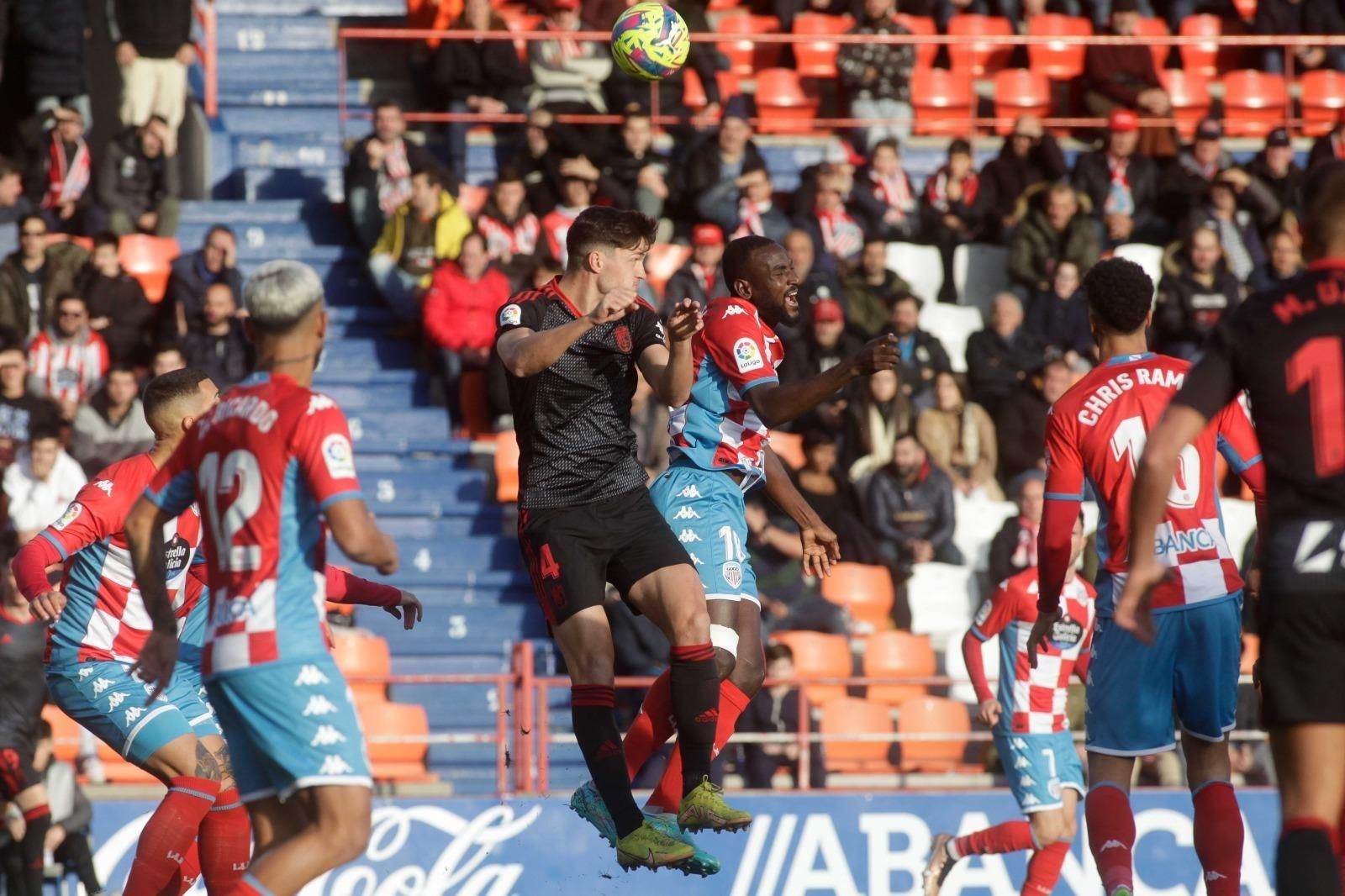 Miguel Rubio se impone por alto a un jugador del Lugo en el partido de la primera vuelta.