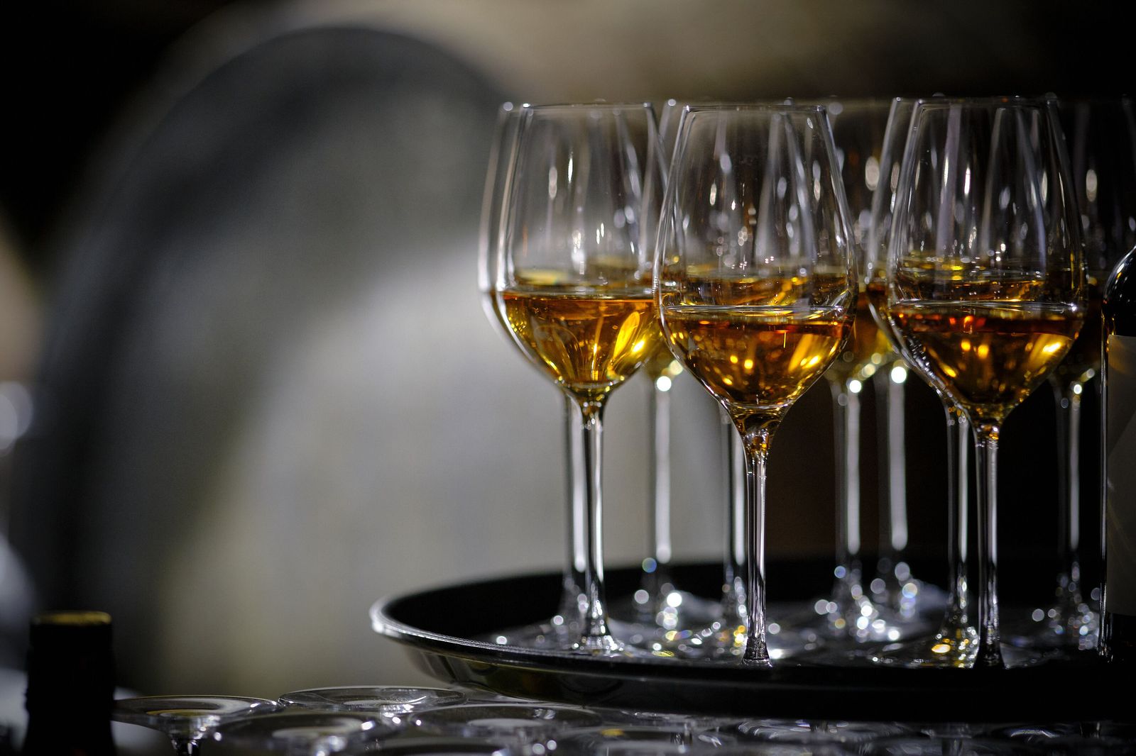 Varias copas con manzanilla.