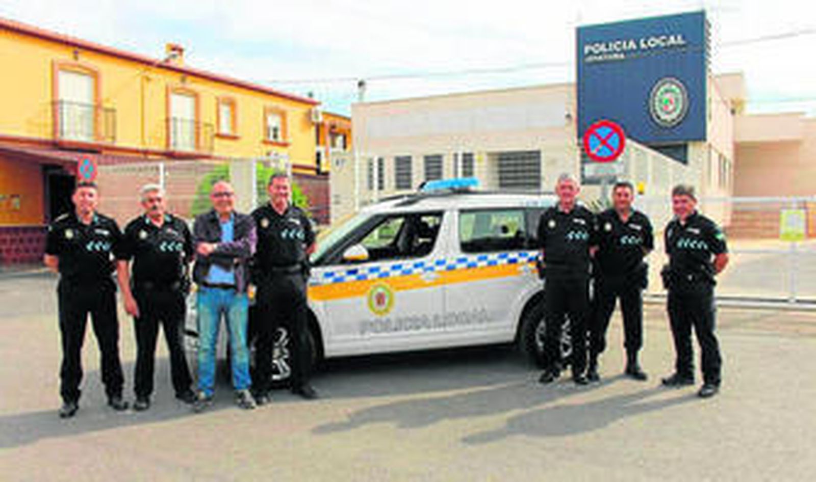 El alcalde y agentes ante las puertas de la Jefatura en la presentación del nuevo vehículo tipo todoterreno.