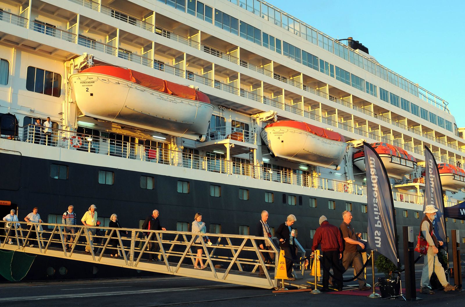 El crucero 'Prinsendam' realiza su tercera escala en Huelva