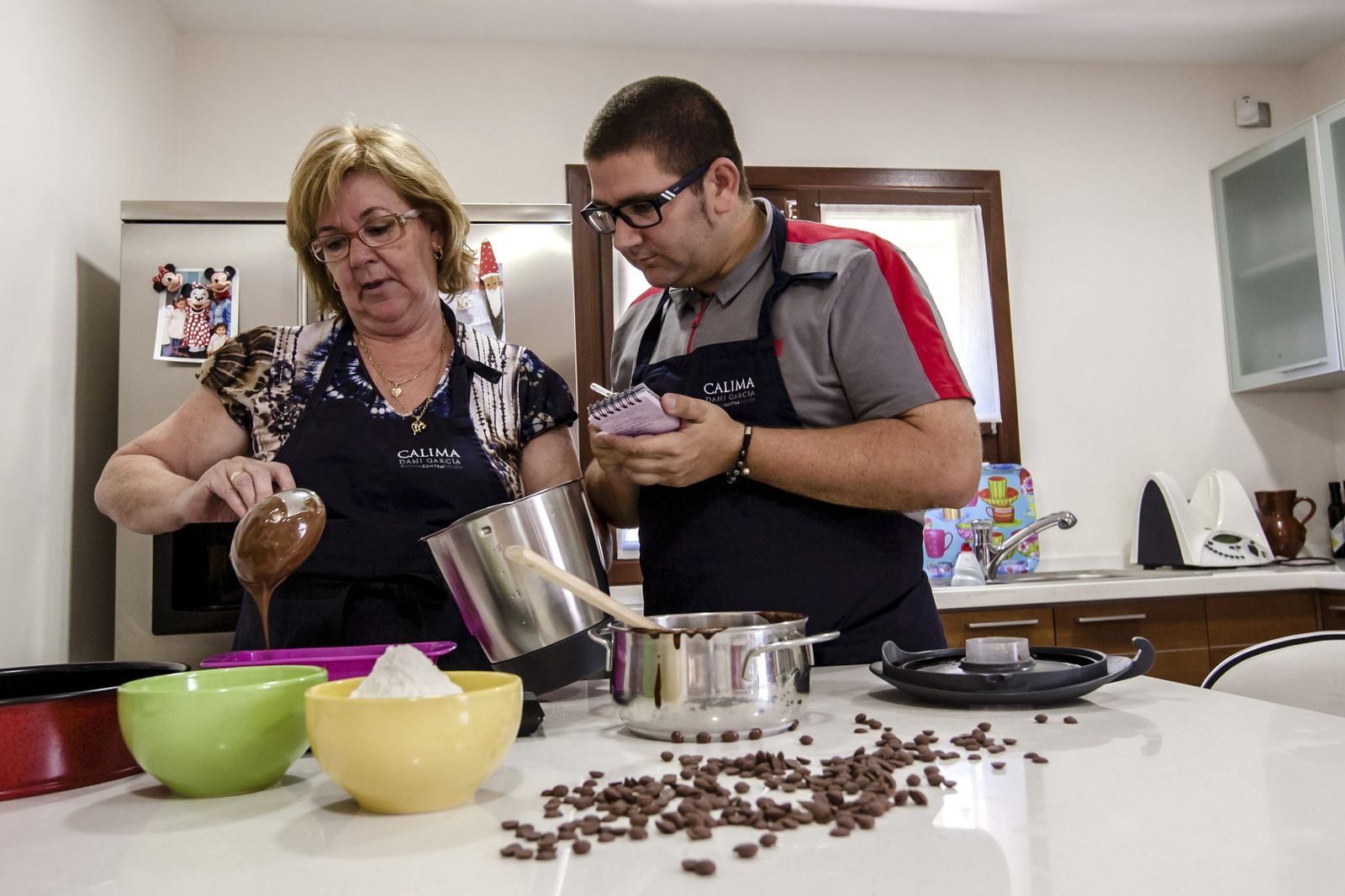 Dani García, cocinando junto a su madre, Isabel Reinaldo.
