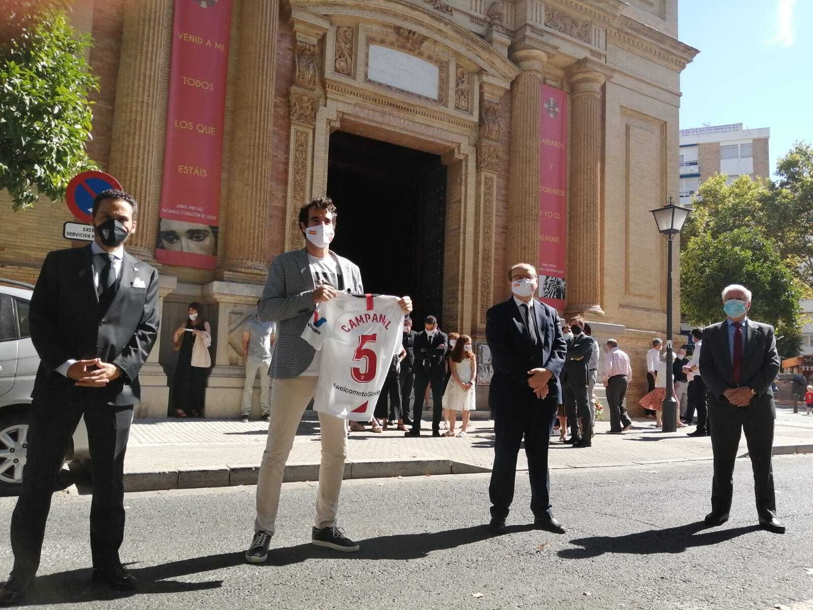 Imagen de uno de los hijos de Campanal con los representantes del Sevilla.