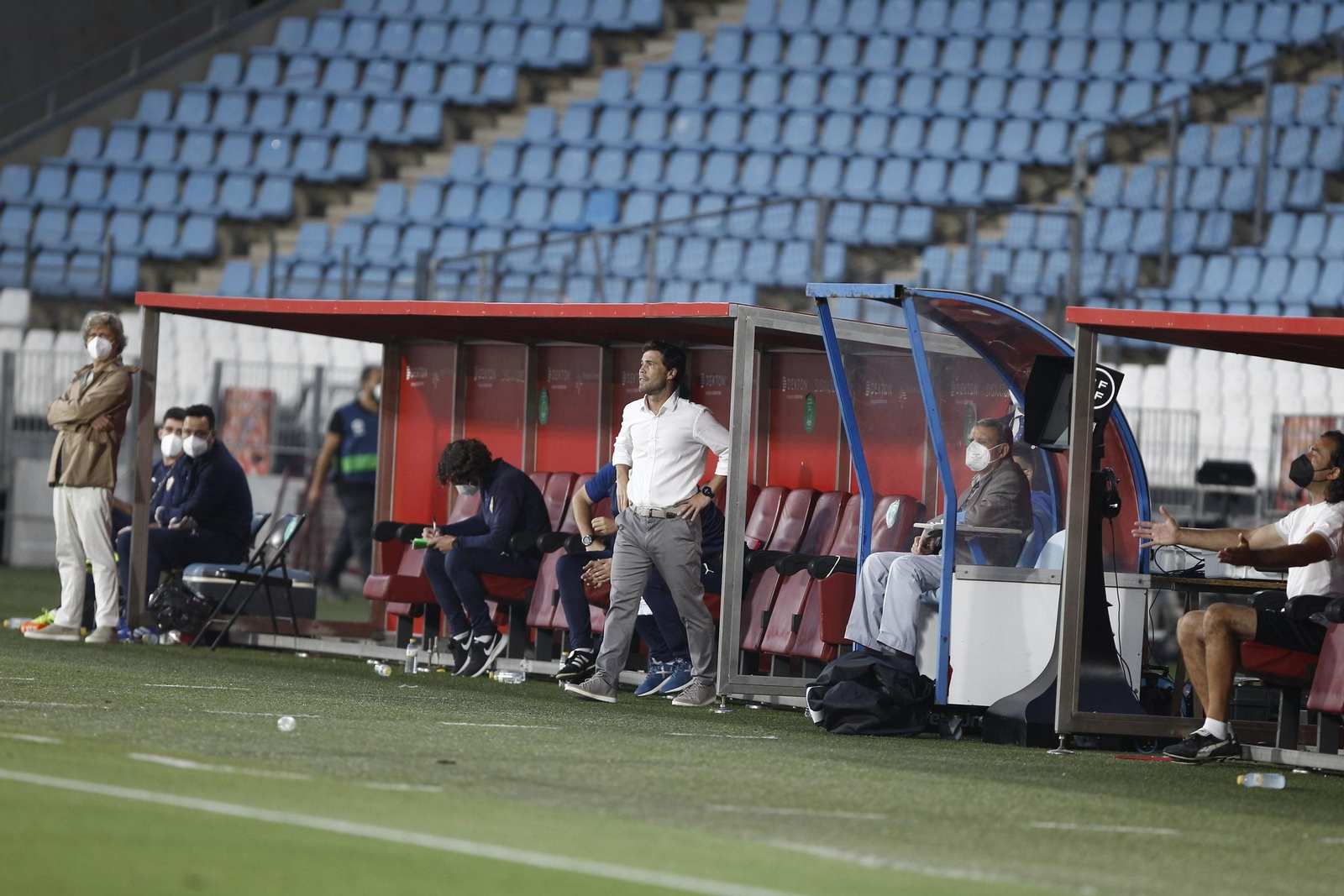 Rubi sigue el partido desde su banquillo.