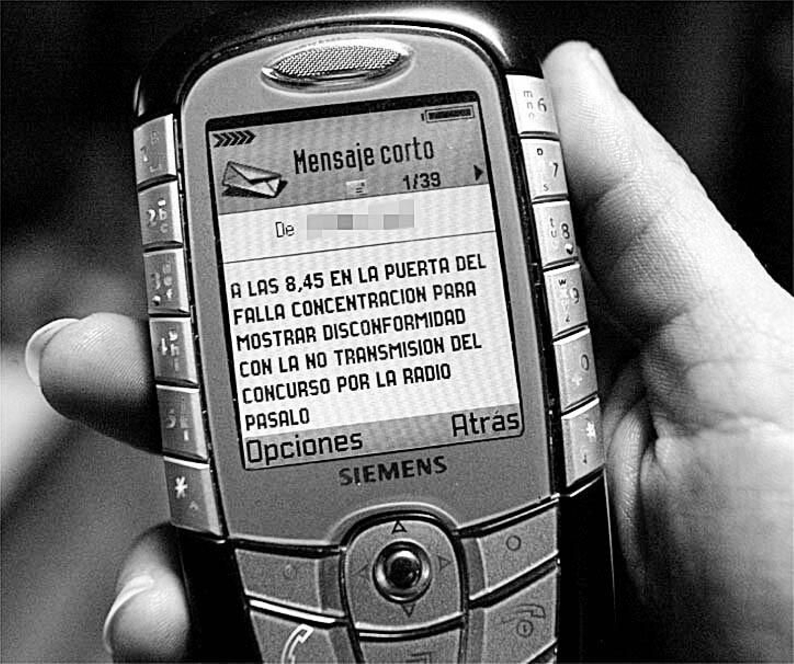 La pantalla de un móvil con un SMS de convocatoria para protestar por la polémica de la radio en el COAC.