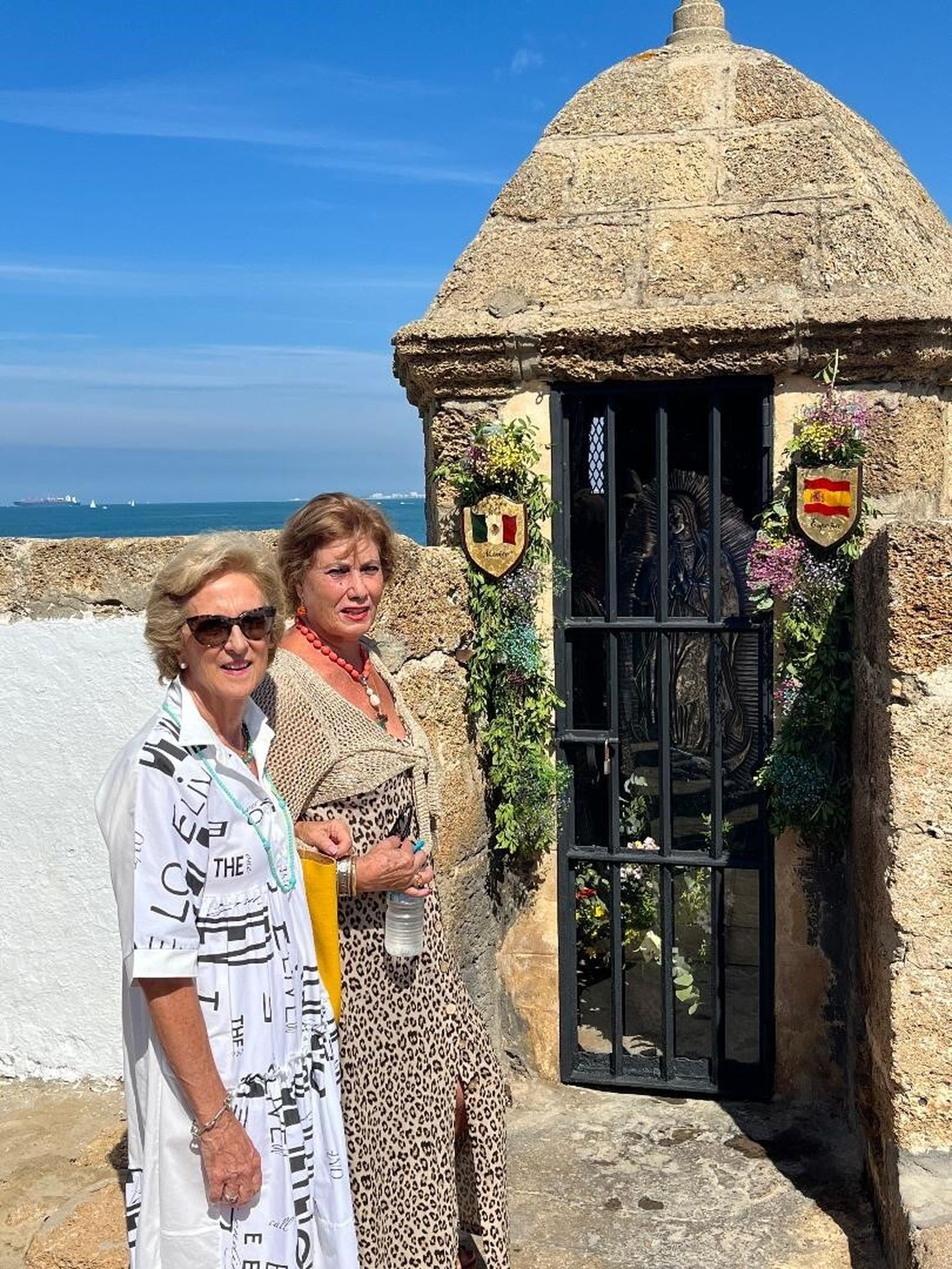 Teresa Ramírez de Arellano con Gloria Ojeda, junto a la garita.
