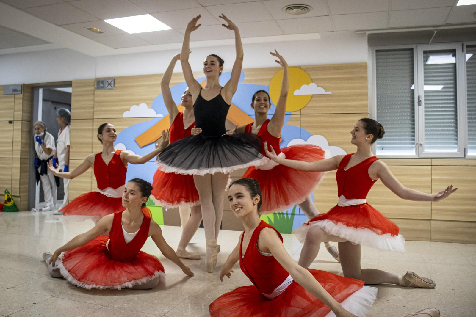 El Materno Infantil de Granada se llena de cuentos y danza de la mano del Fex