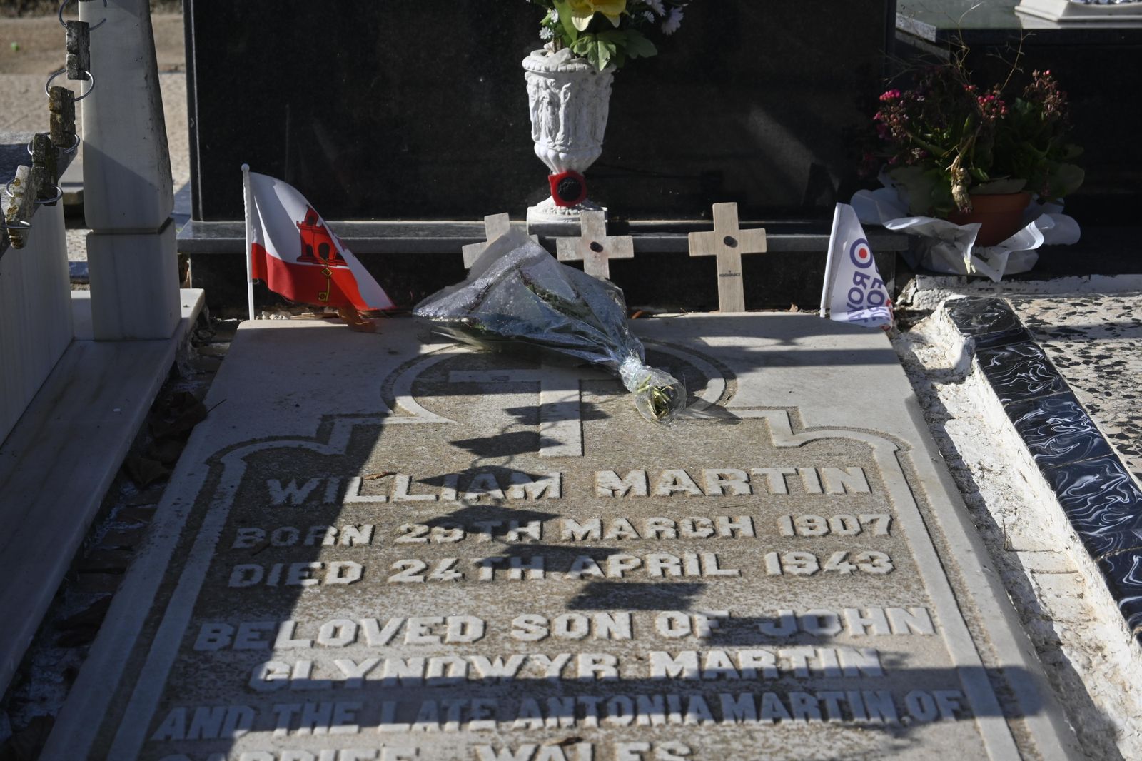 Ambiente en el cementerio de Huelva para el día de todos los Santos.