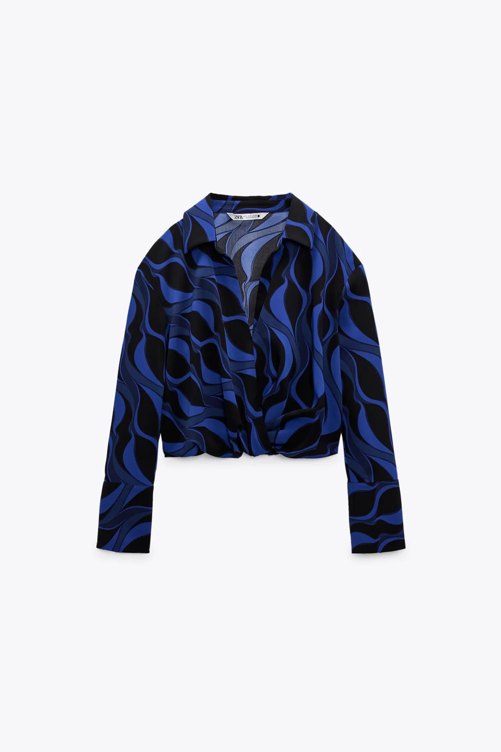 Blusa con estampado azul y negro de Zara.