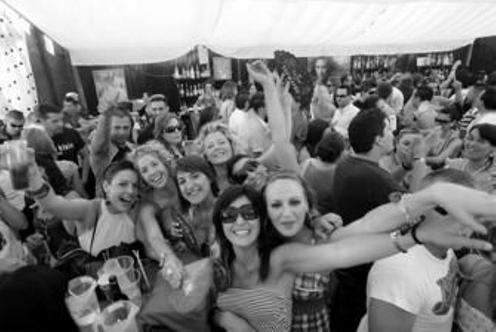 Un grupo de chicas saludan mientras están bailando en una de las casetas de la juventud de la Feria, ayer.