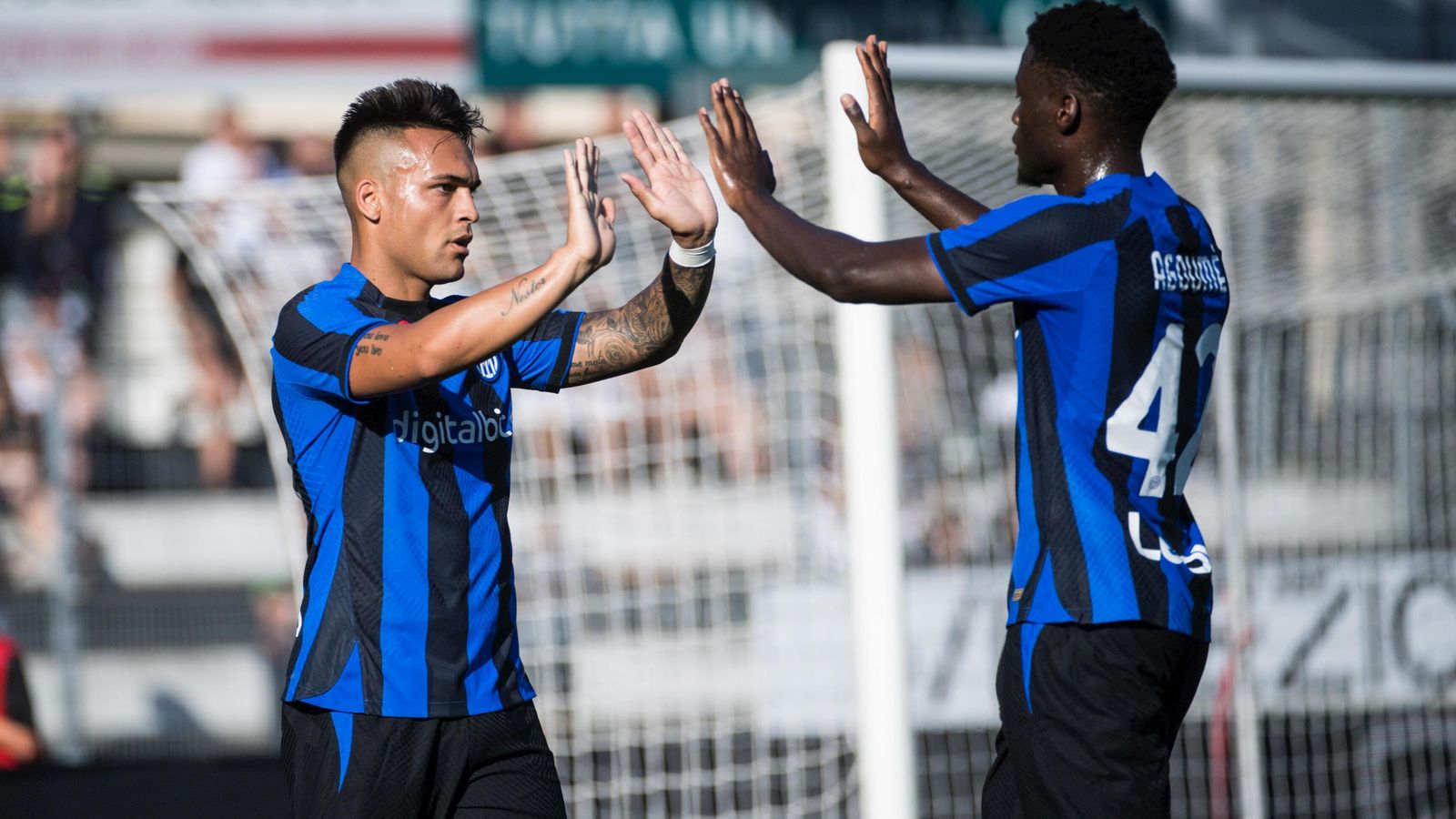 Lucien Agoumé celebra un gol con Lautaro Martínez en un amistoso estival del Inter.
