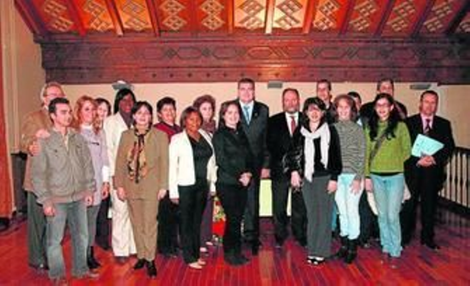 Foto de familia de los 14 doctorandos con el rector de la Universidad de la Habana y el de Granada, ayer en la Facultad de Biblioteconomía y Documentación.