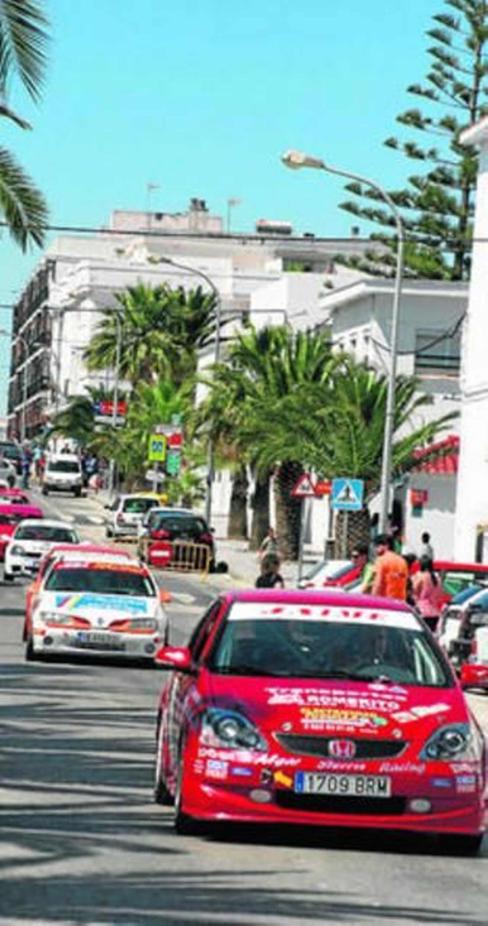 Los coches descienden agrupados antes de los entrenos.