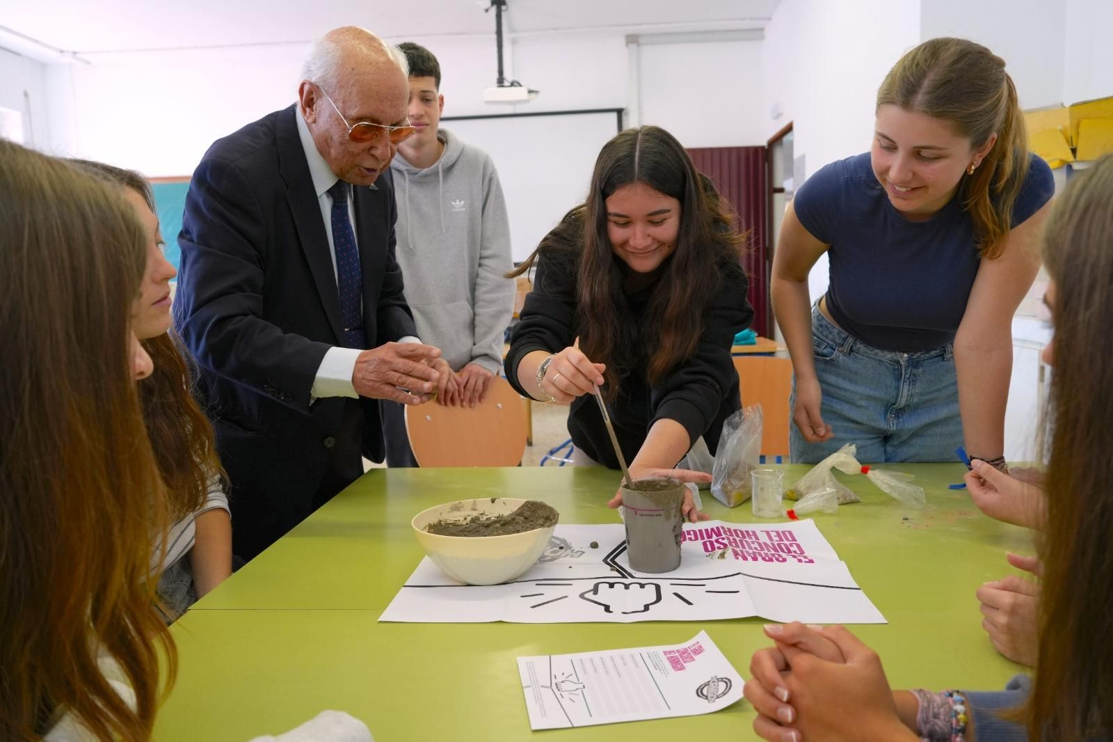 El presidente del COATC, José Arcos, junto a varios jóvenes que han participado en esta curiosa iniciativa.