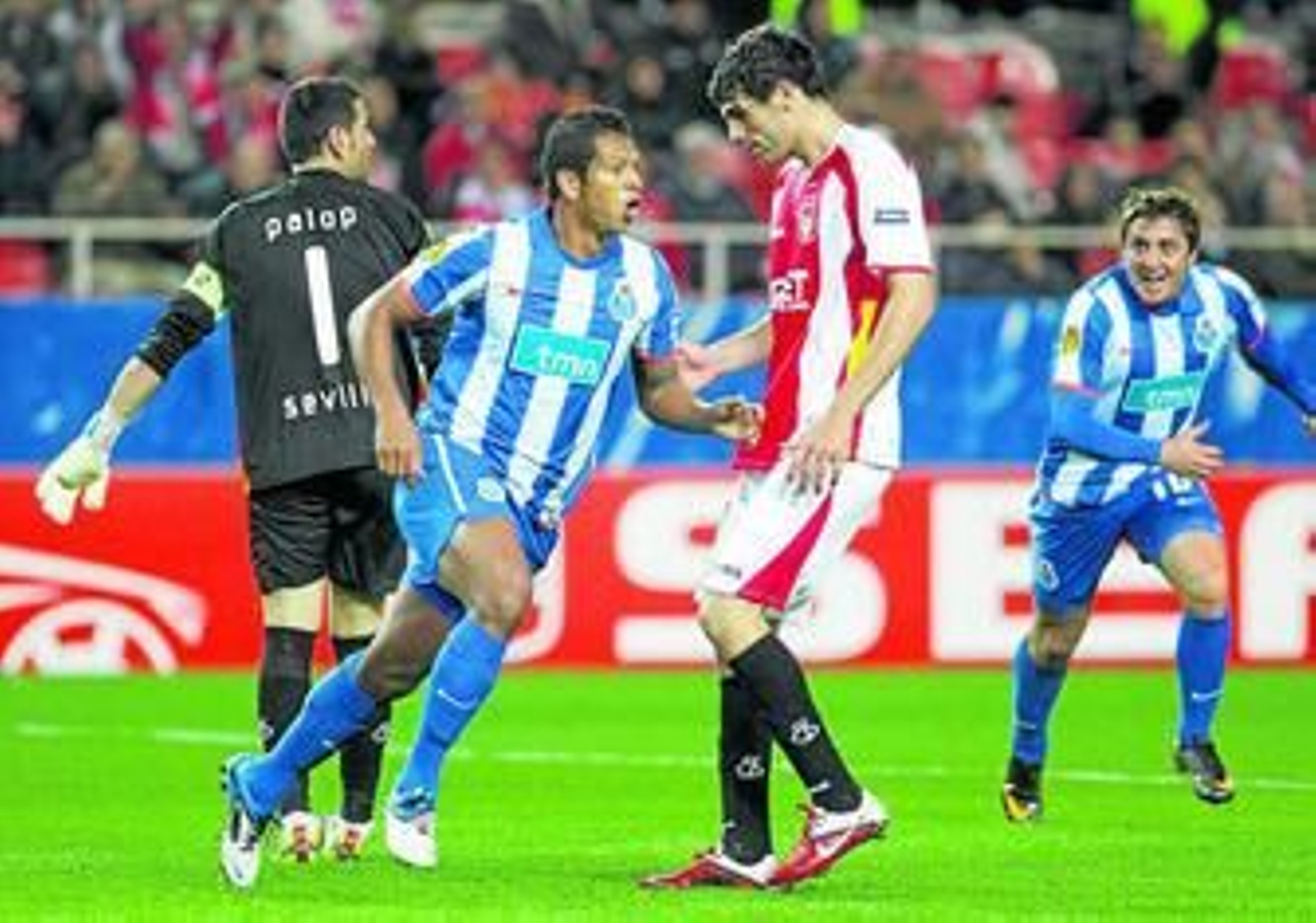 Los jugadores del Oporto se disponen a celebrar el segundo tanto luso ante la decepción hispalense.