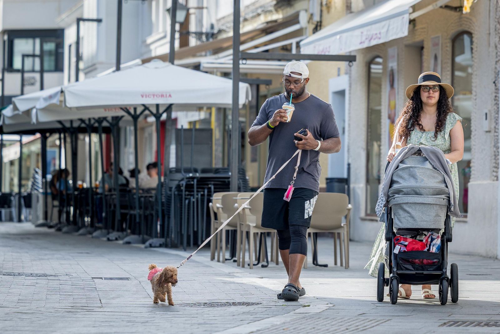 Una pareja de norteamericanos, con su bebé y su perro, paseando por el centro de Rota