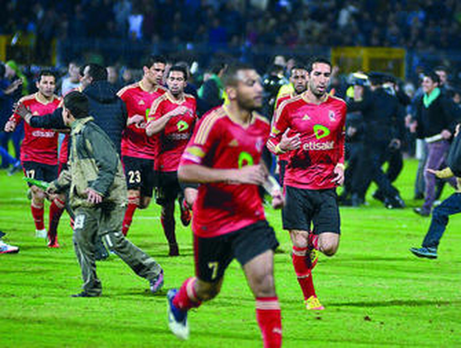 Los jugadores huyen.