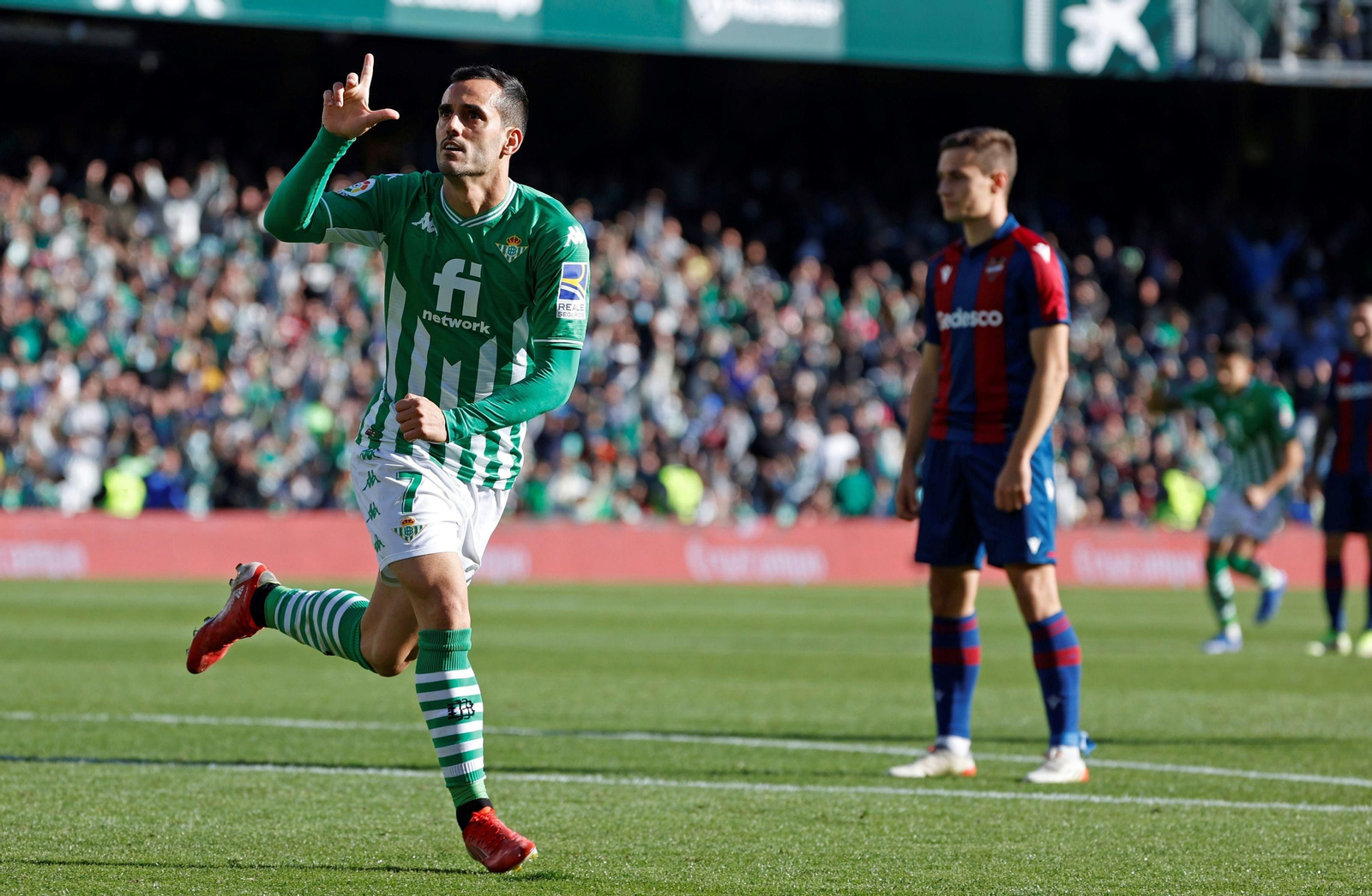 Juanmi celebra uno de sus goles.