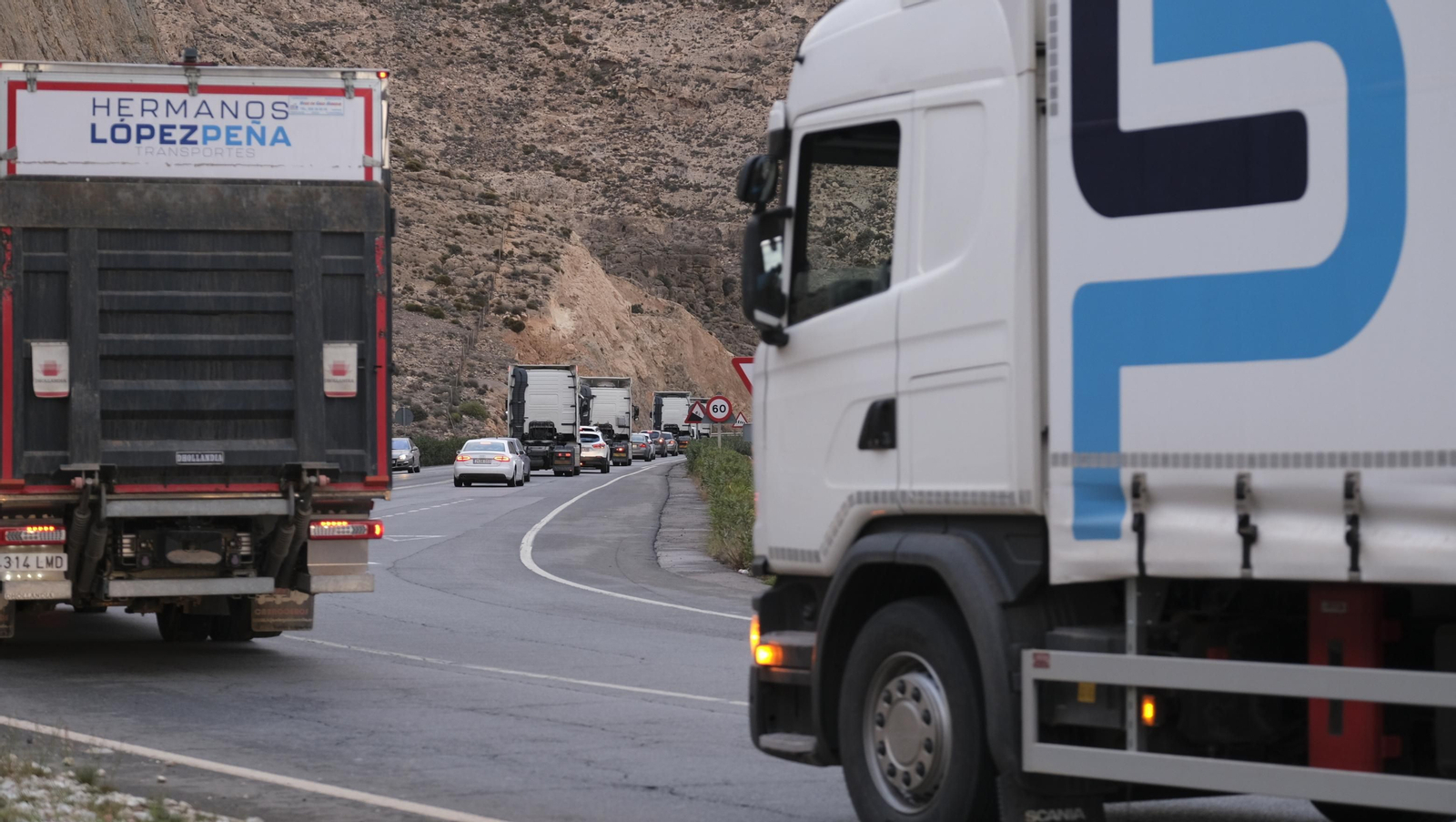 Fotogalería de la protesta de los camioneros de Almería