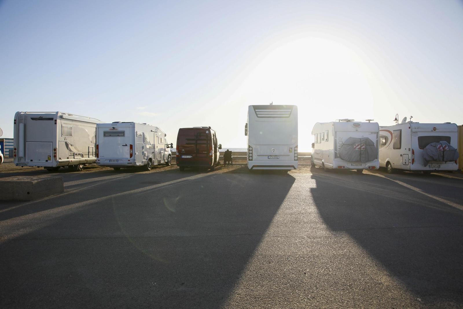 Autocaravanas estacionadas en la playa de Cabo de Gata, en imágenes