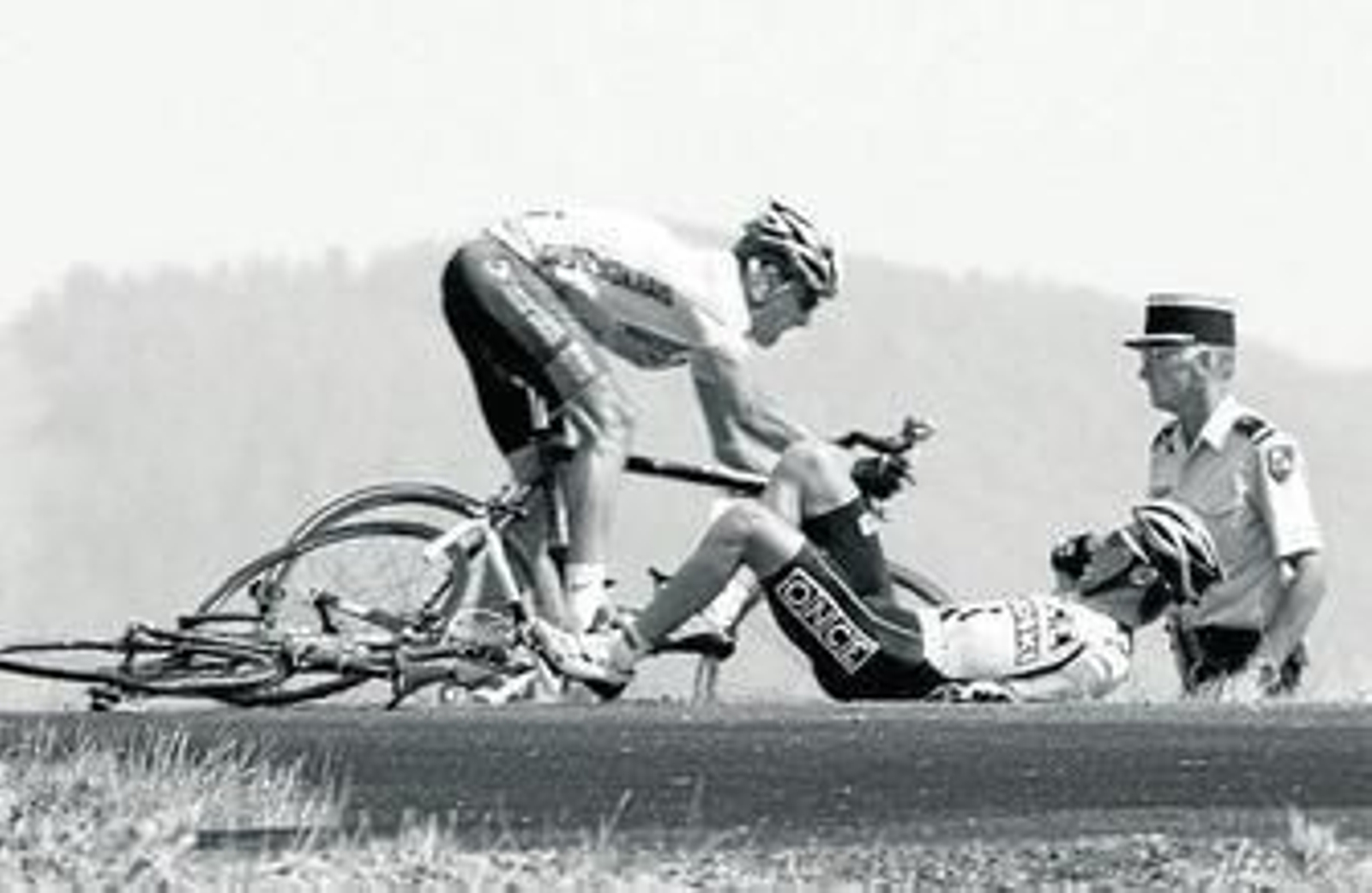 Lance Armstrong evita a Joseba Beloki en el descenso a La Rochette camino de Gap. El ciclista del ONCE se fracturó la clavícula y se despidió de la carrera.