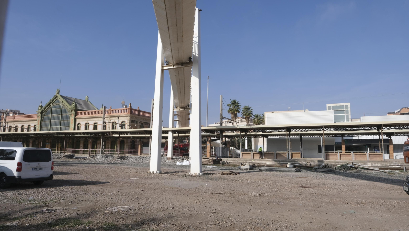 Imágenes del desmatelamiento de la pasarela de Renfe, en Almería