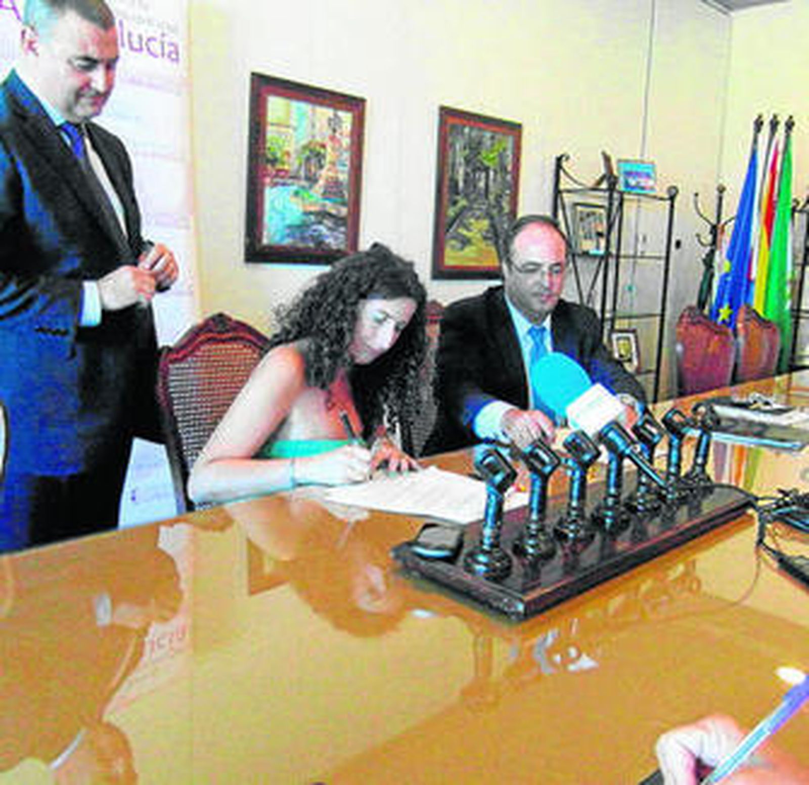 Imagen de la firma del convenio, ayer en Alcaldía.