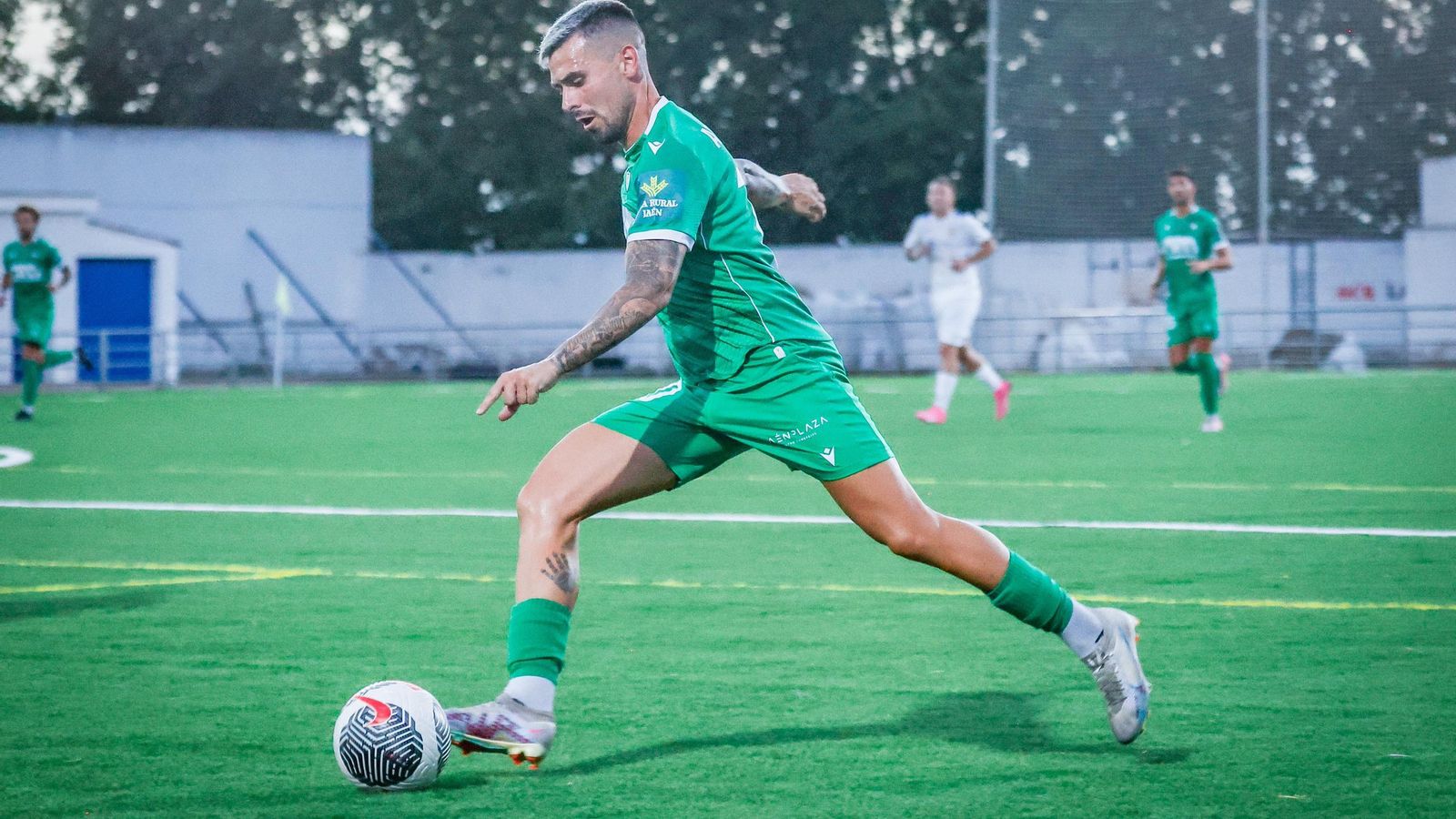 Adri Paz golpea un balón en un encuentro de esta temporada.